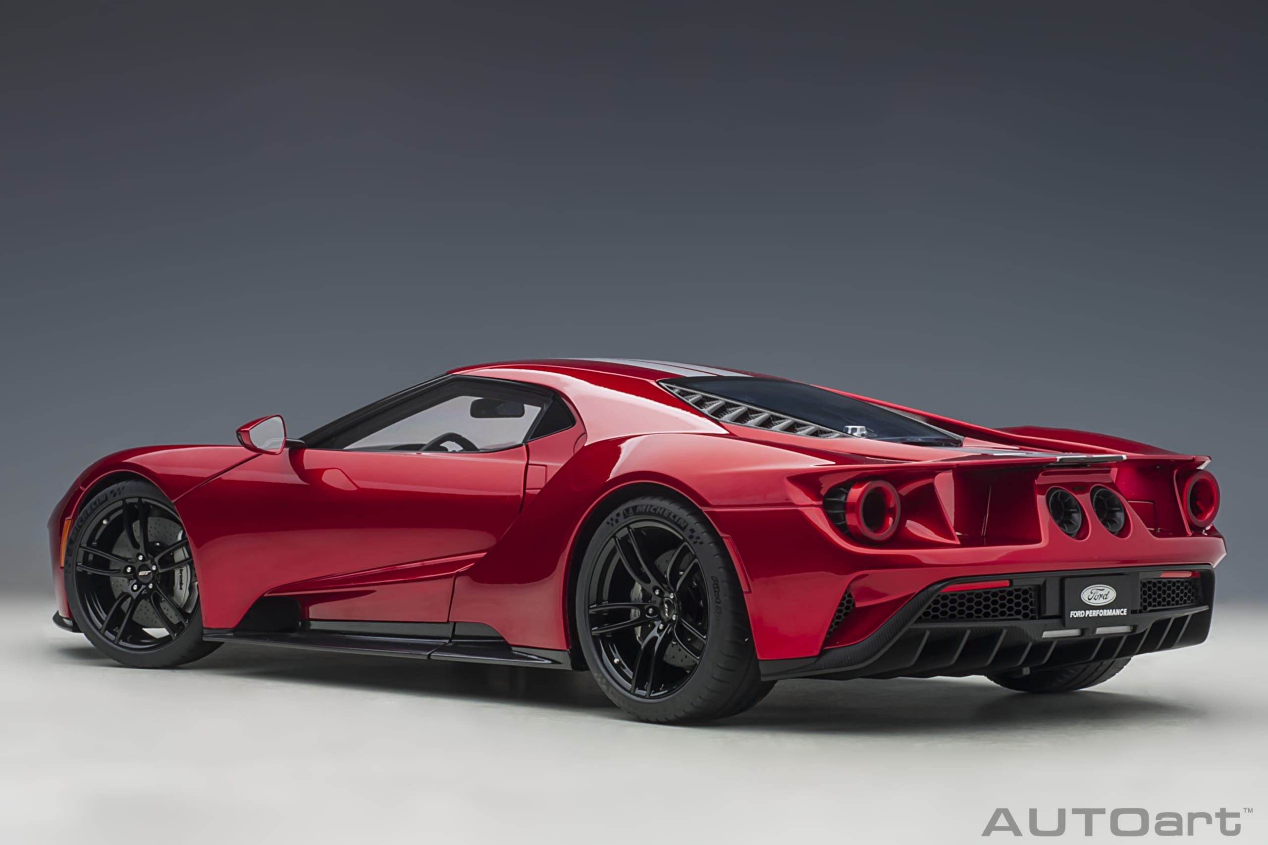AUTOart Ford GT 2017 1:12 - Liquid Red / Silver Stripes - Image 2