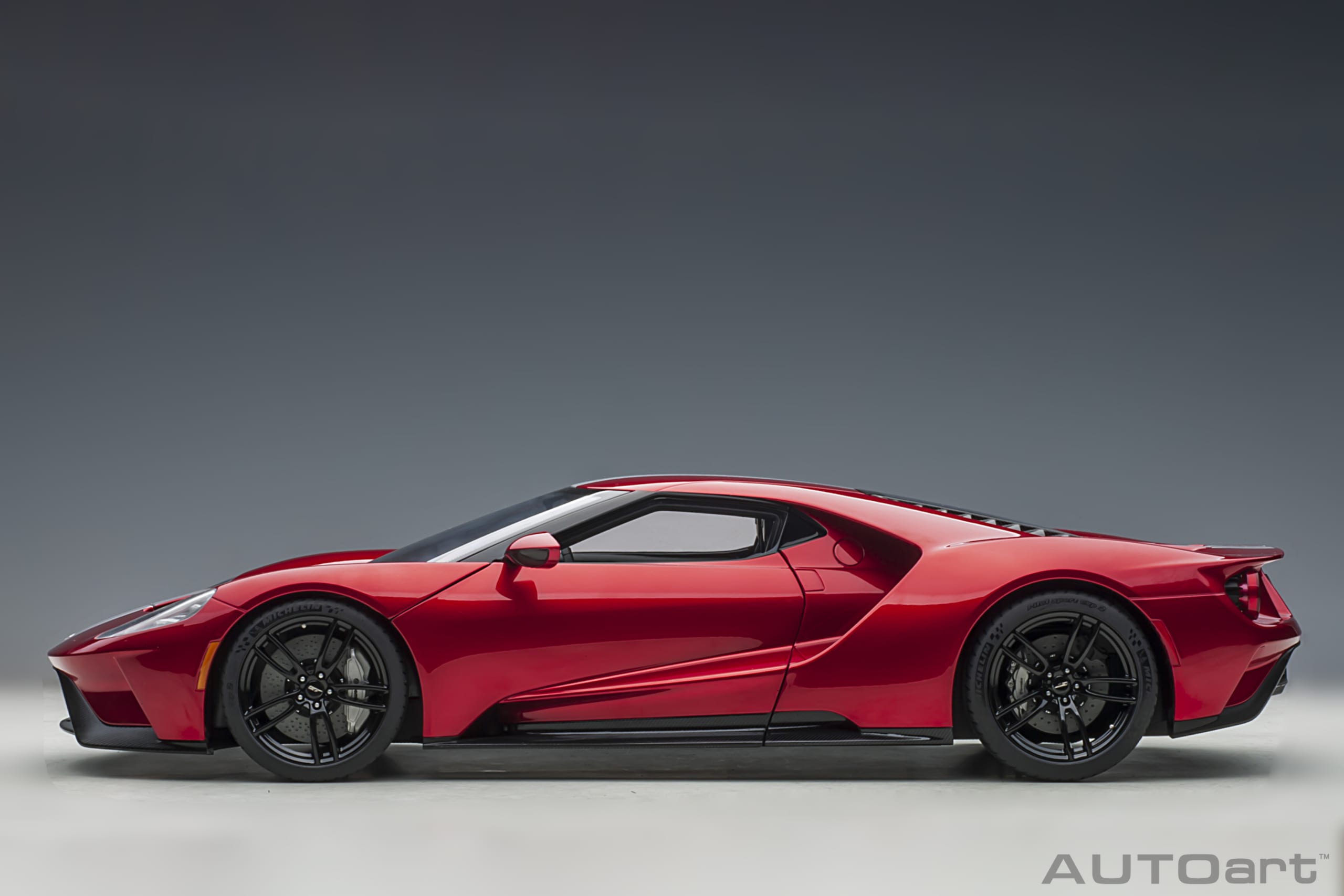 AUTOart Ford GT 2017 1:12 - Liquid Red / Silver Stripes - Image 3