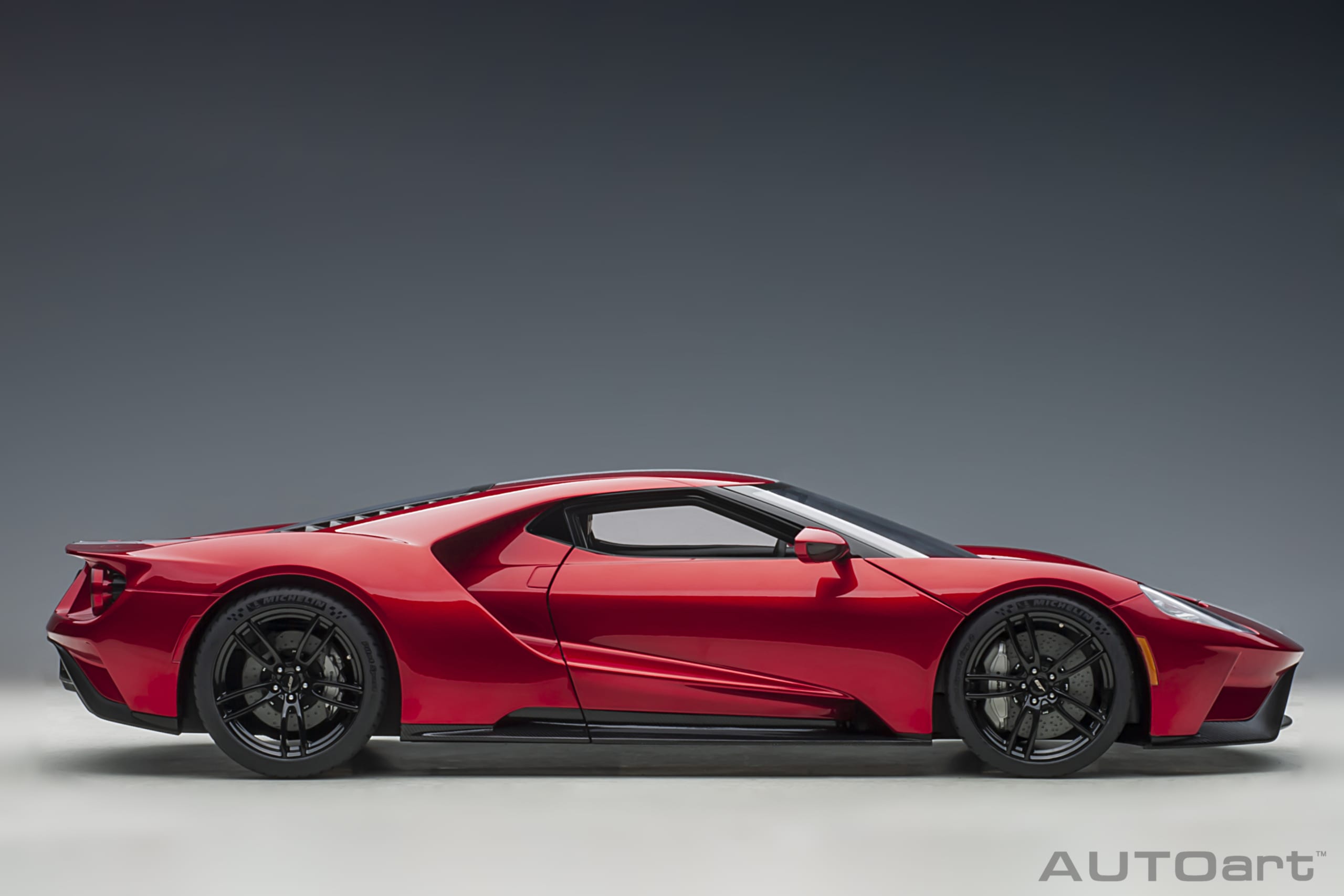 AUTOart Ford GT 2017 1:12 - Liquid Red / Silver Stripes - Image 4