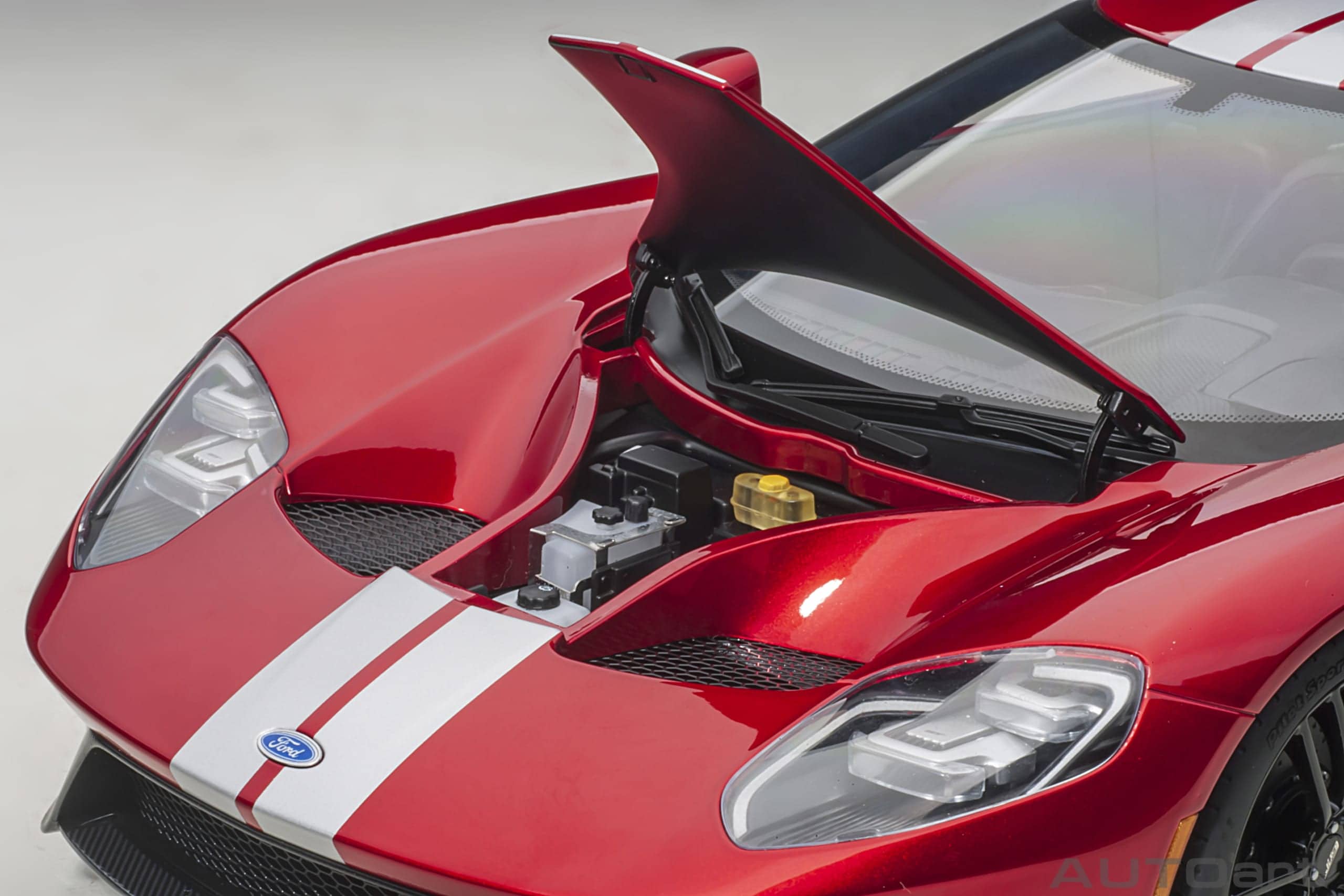 AUTOart Ford GT 2017 1:12 - Liquid Red / Silver Stripes - Image 11