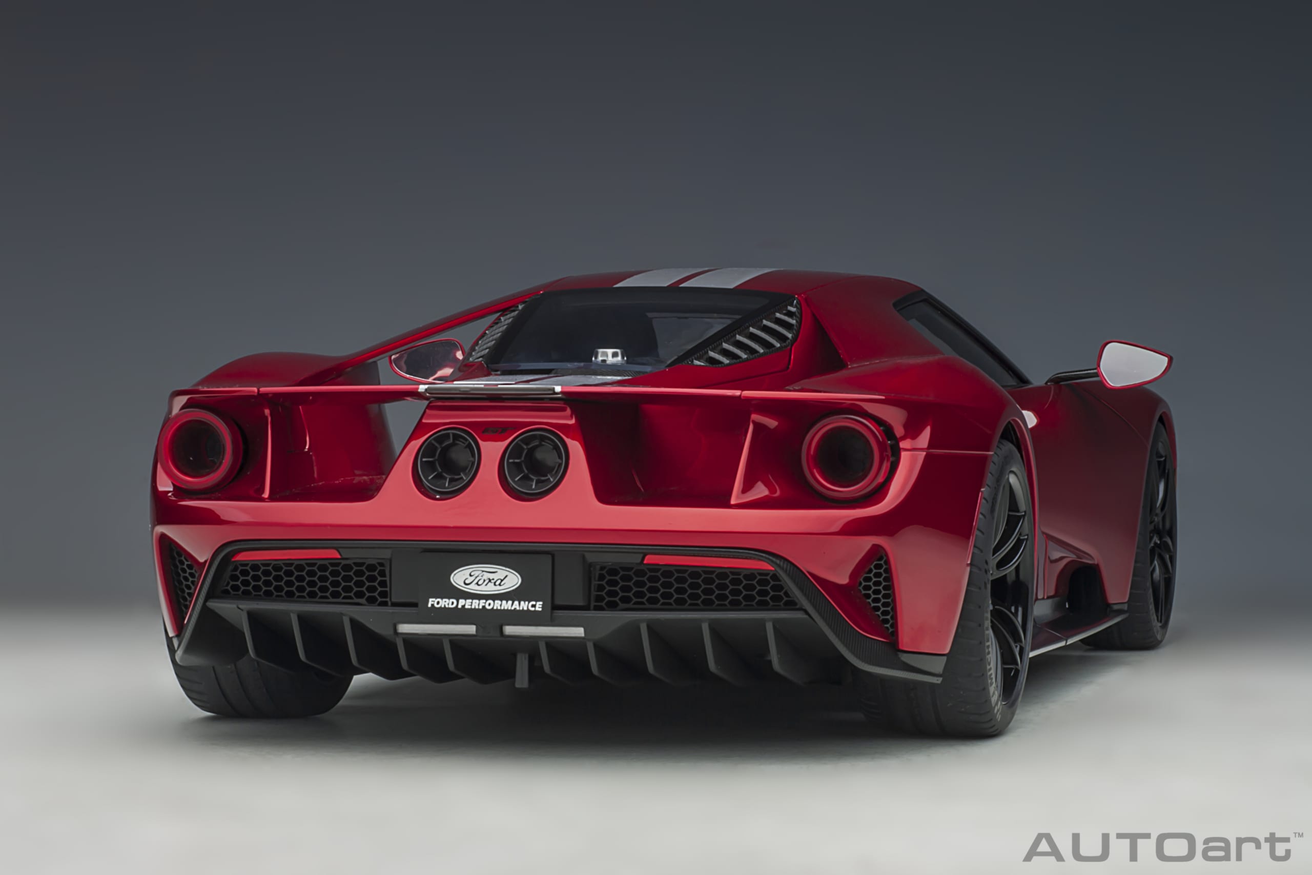 AUTOart Ford GT 2017 1:12 - Liquid Red / Silver Stripes - Image 19
