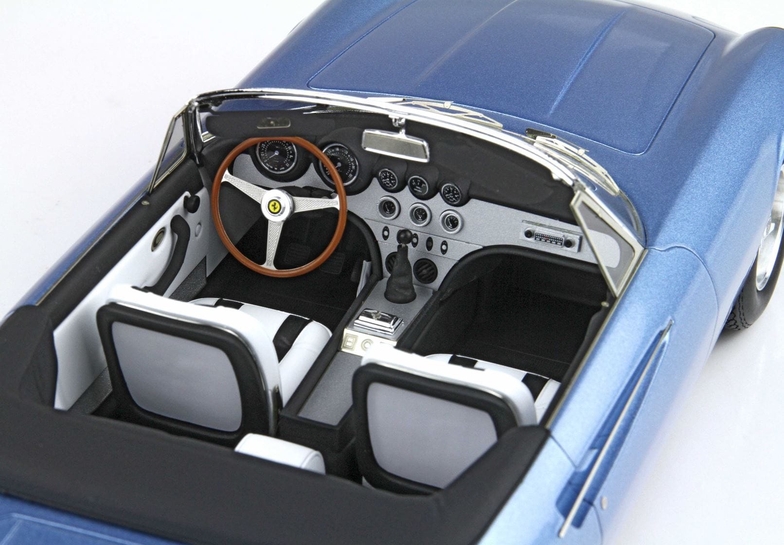 BBR Ferrari 365 California Salone di Ginevra 1966 s/n 08347 - Metallic Light Blue | 1:18 - 画像3