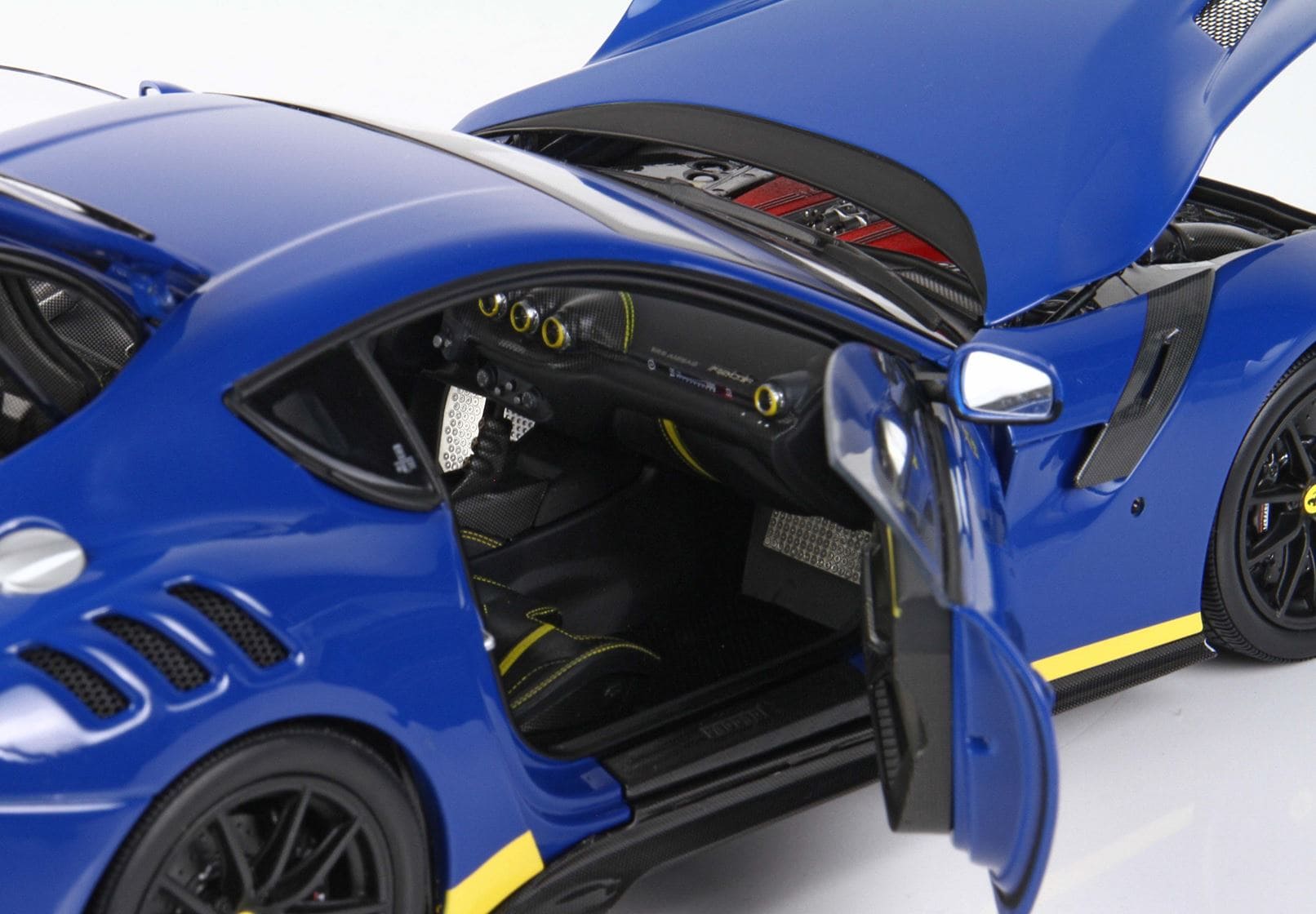BBR Ferrari F12 TDF - Dino Blue / Yellow Details | 1:18 – Bild 7