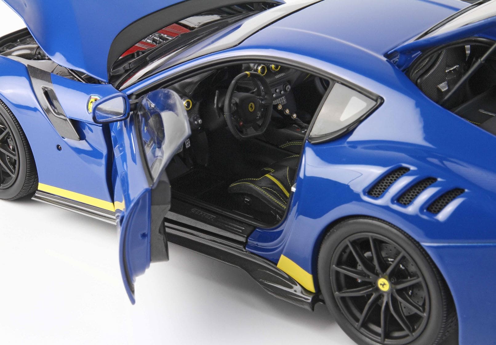 BBR Ferrari F12 TDF - Dino Blue / Yellow Details | 1:18 – Bild 8