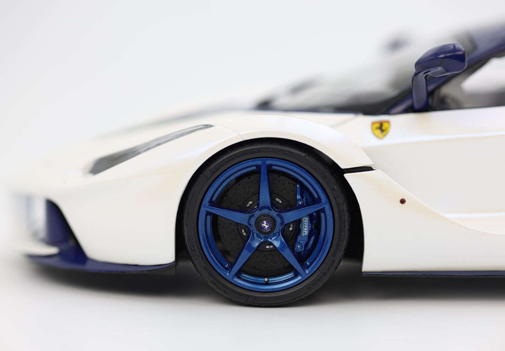 BBR Ferrari LaFerrari 2012 - Birdcage White - Blue Carbon | 1:18 – Bild 7