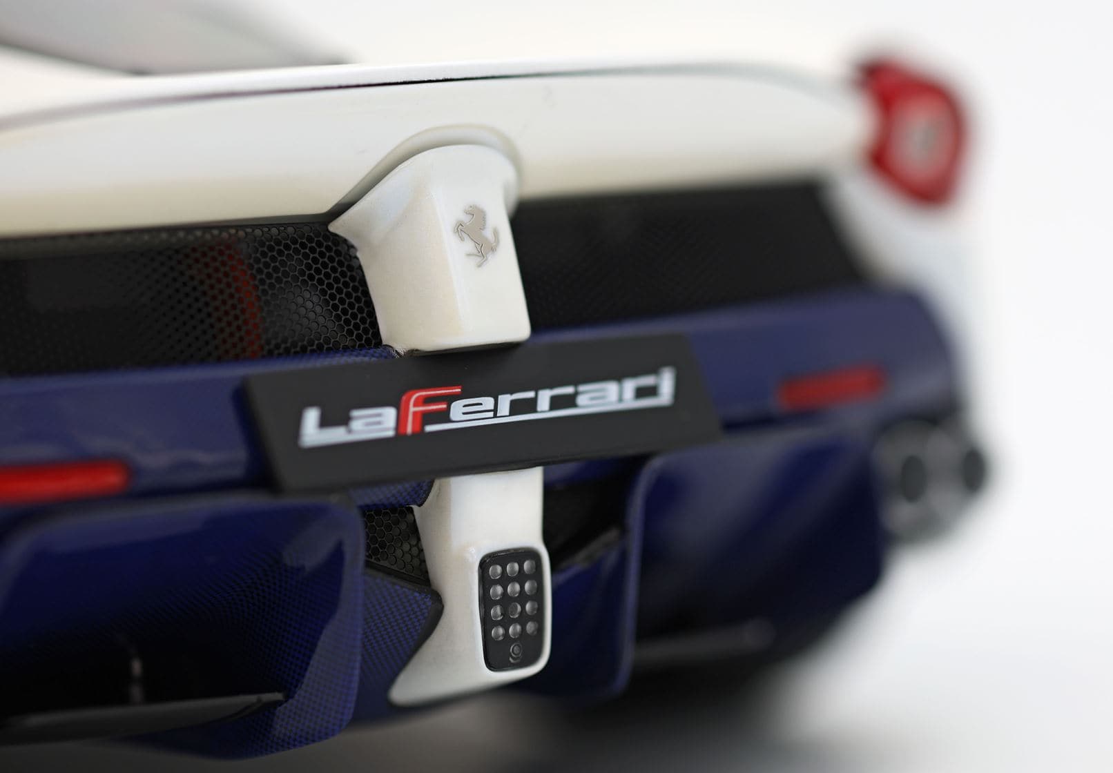 BBR Ferrari LaFerrari 2012 - Birdcage White - Blue Carbon | 1:18 – Bild 8