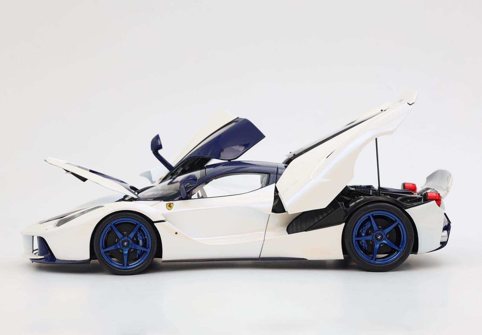 BBR Ferrari LaFerrari 2012 - Birdcage White - Blue Carbon | 1:18 – Bild 2
