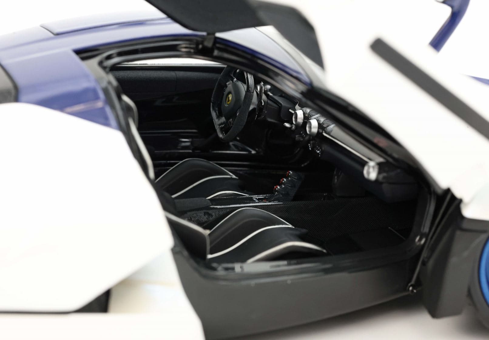 BBR Ferrari LaFerrari 2012 - Birdcage White - Blue Carbon | 1:18 – Bild 6