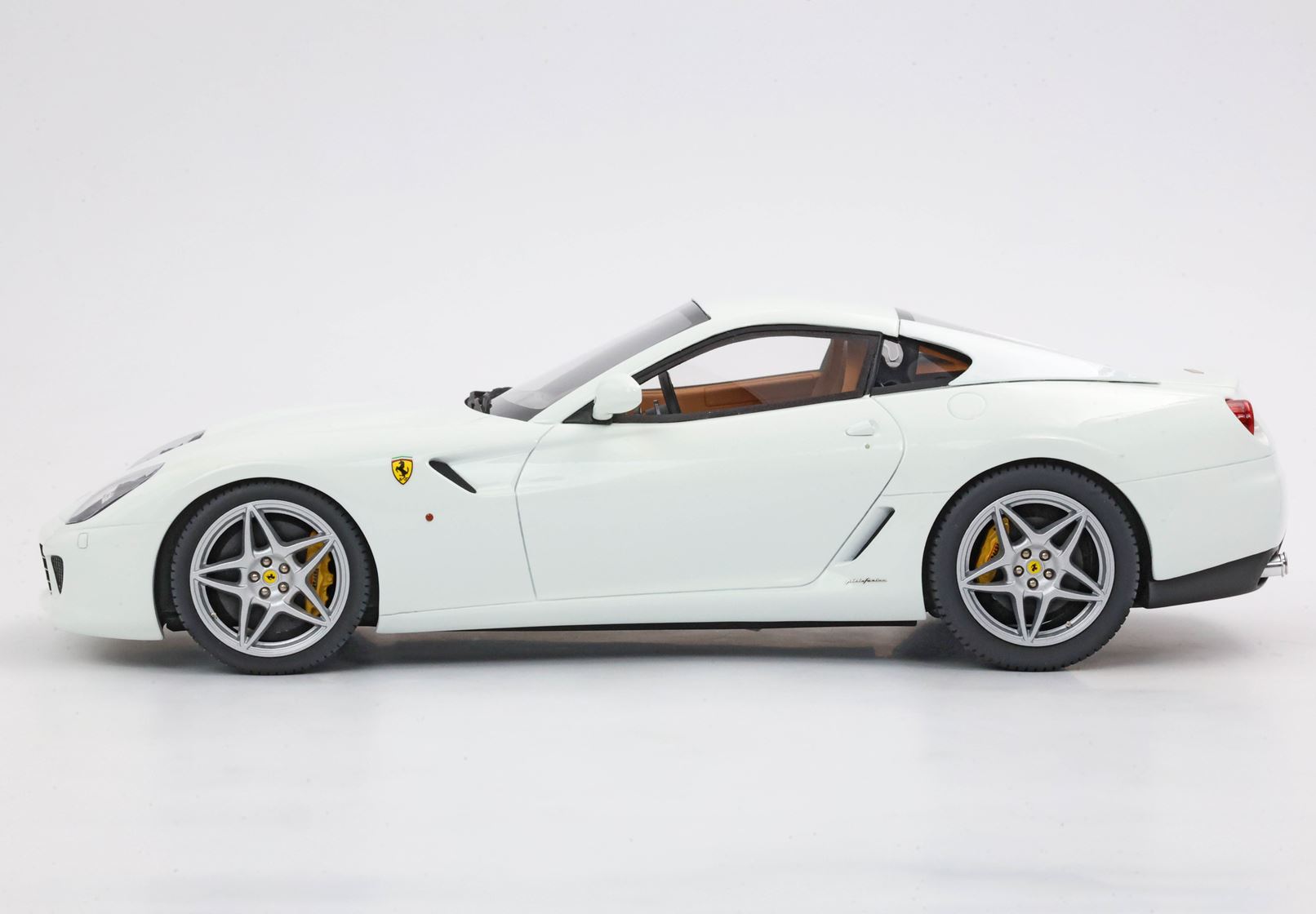BBR Ferrari 599 GTB Fiorano 2006 - Avus White | 1:18 - Image 5