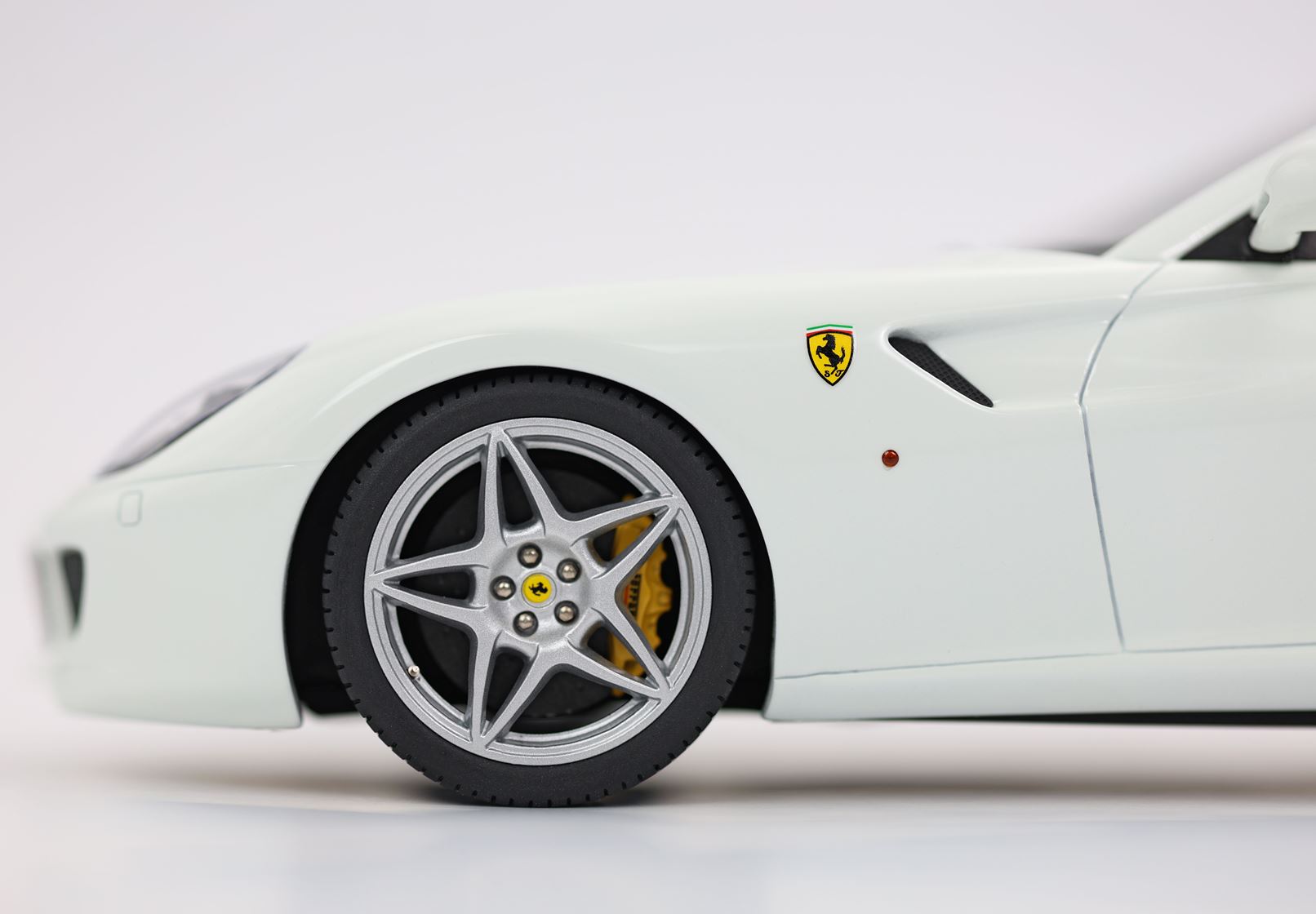 BBR Ferrari 599 GTB Fiorano 2006 - Avus White | 1:18 - Image 7