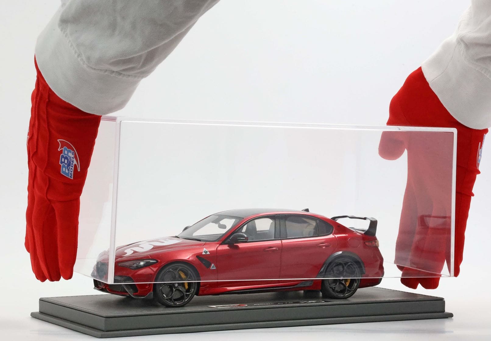 BBR Alfa Romeo Giulia GTA with Alfa Romeo Logo and Rear Spoiler - GTA Red | 1:18 - Image 2