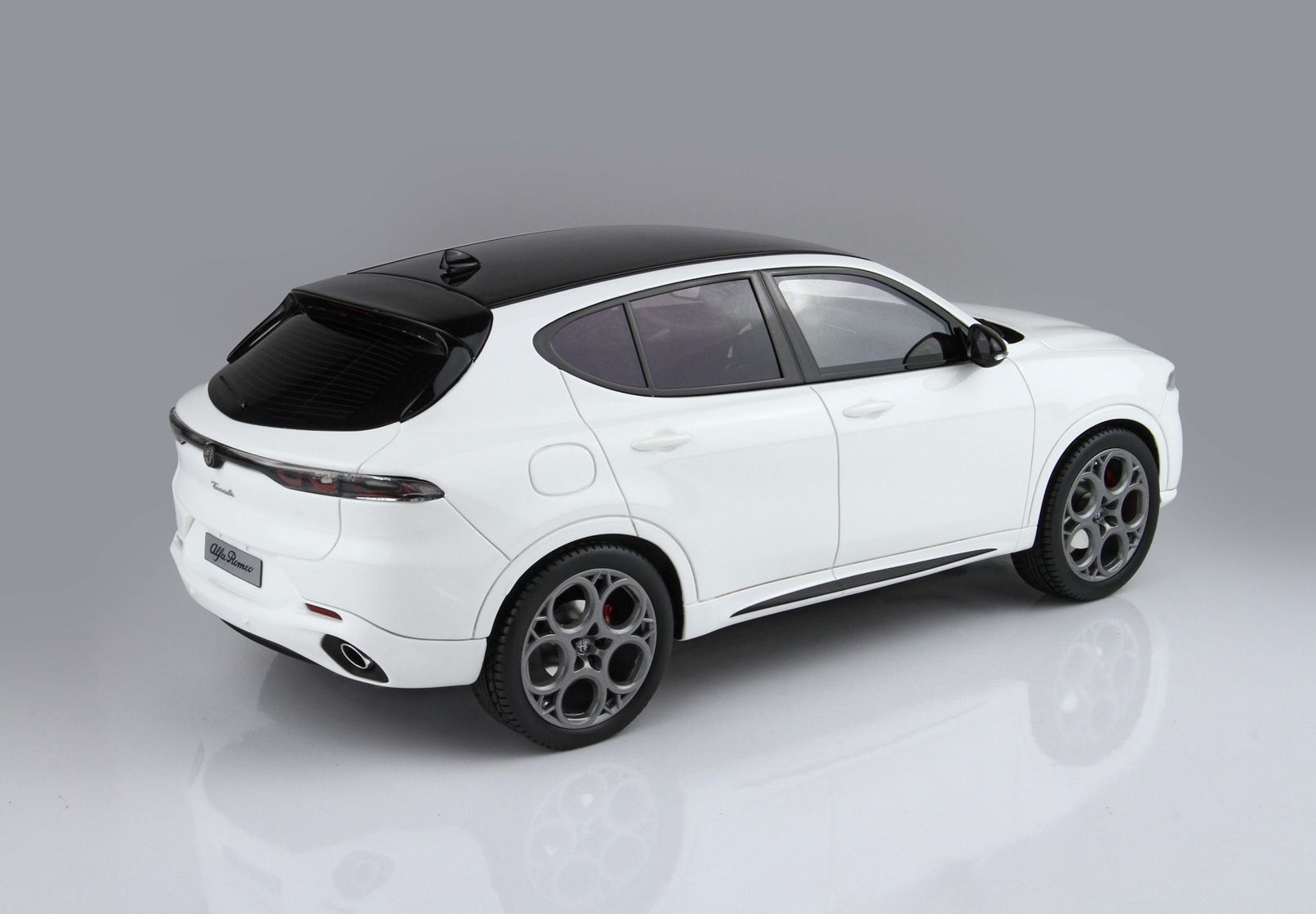 BBR Alfa Romeo Tonale Tributo Plug-in Hybrid - Alfa White | 1:18 - Image 4