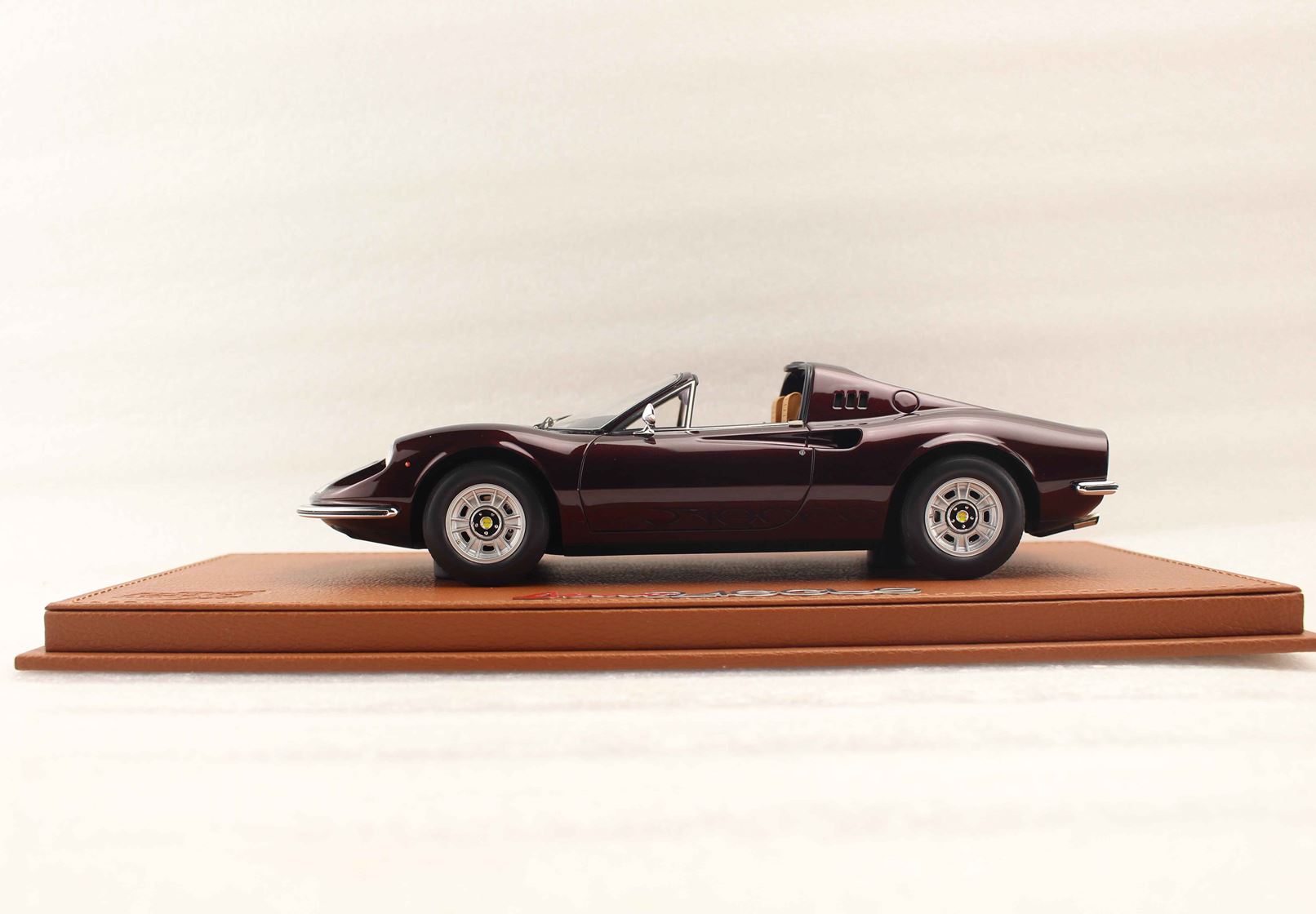 BBR Ferrari Dino 246 GTS 1972 - Burgundy | 1:18 – Bild 3