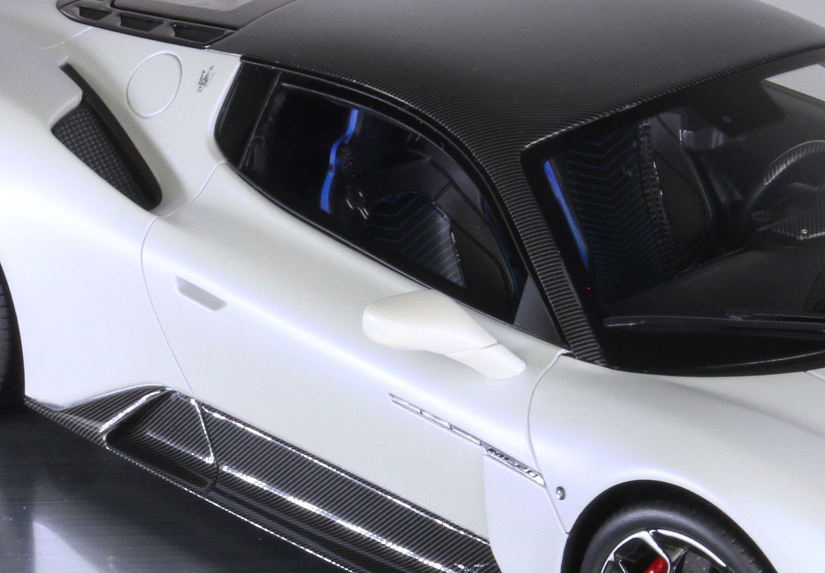 BBR Maserati MC20 Carbon Roof - White Audace | 1:18 - Image 12