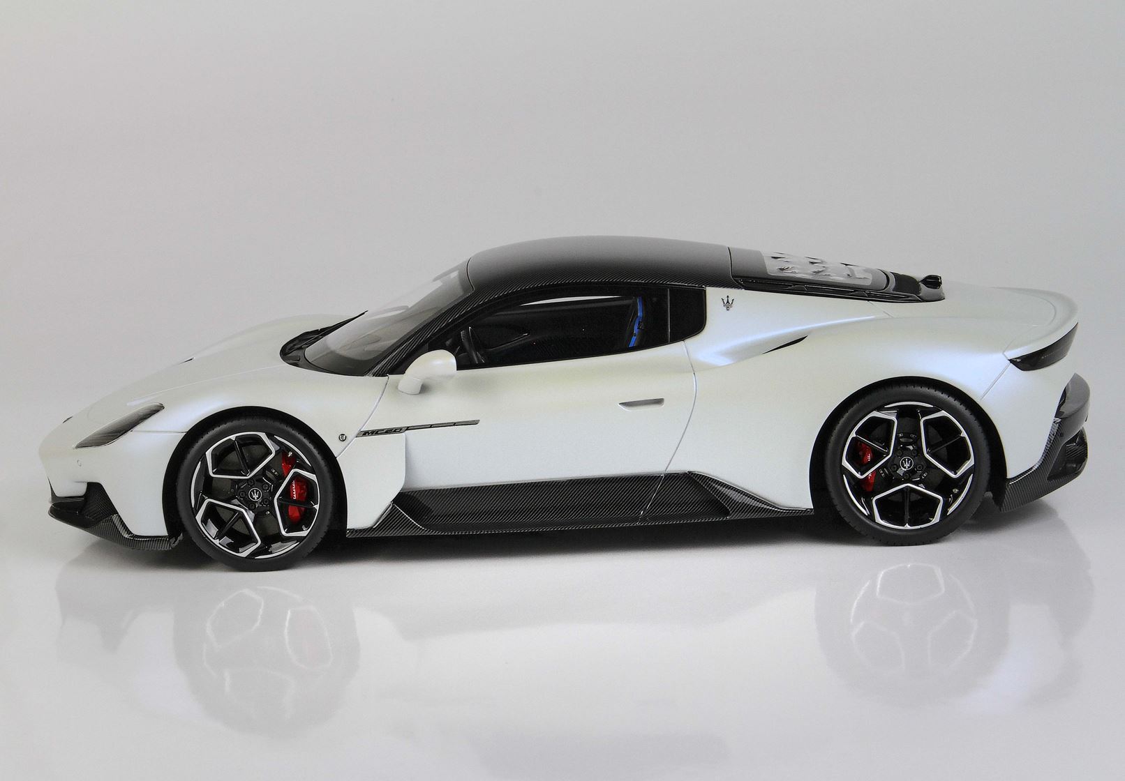 BBR Maserati MC20 Carbon Roof - White Audace | 1:18 - Image 4