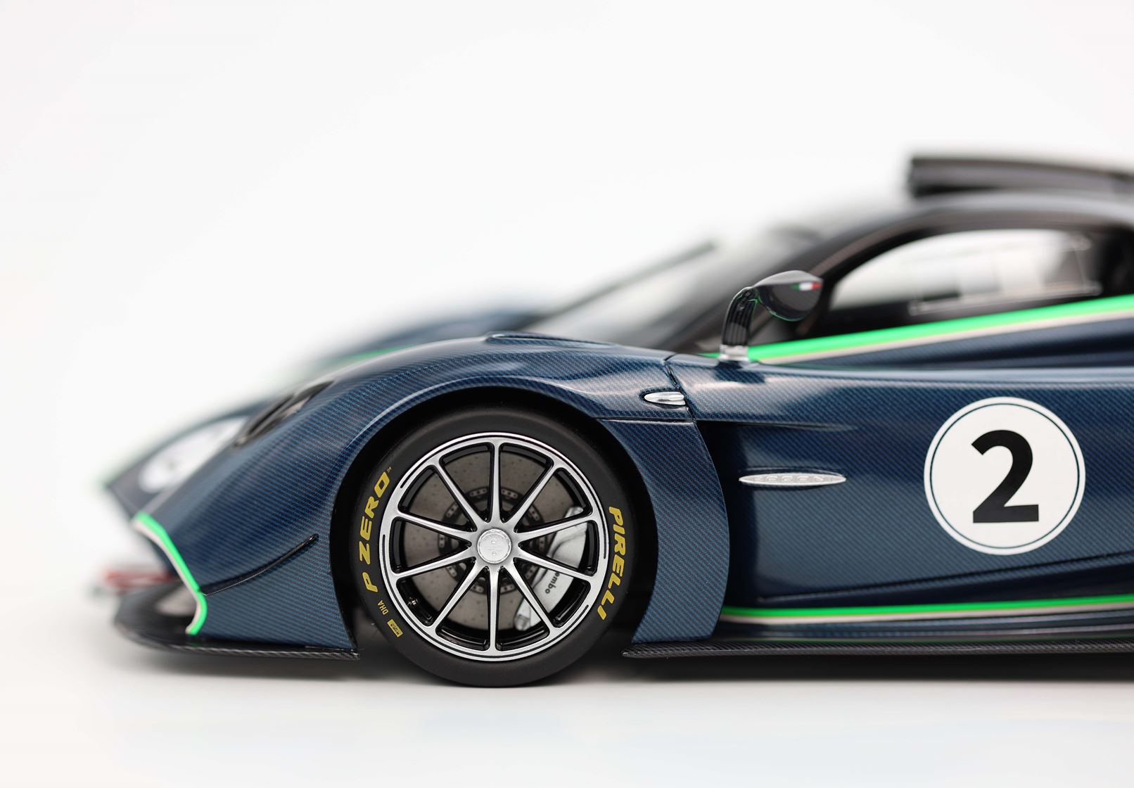 BBR Pagani Huayra R - Matte/Gloss Blue Danube Carbon Fiber | 1:18 – Bild 4