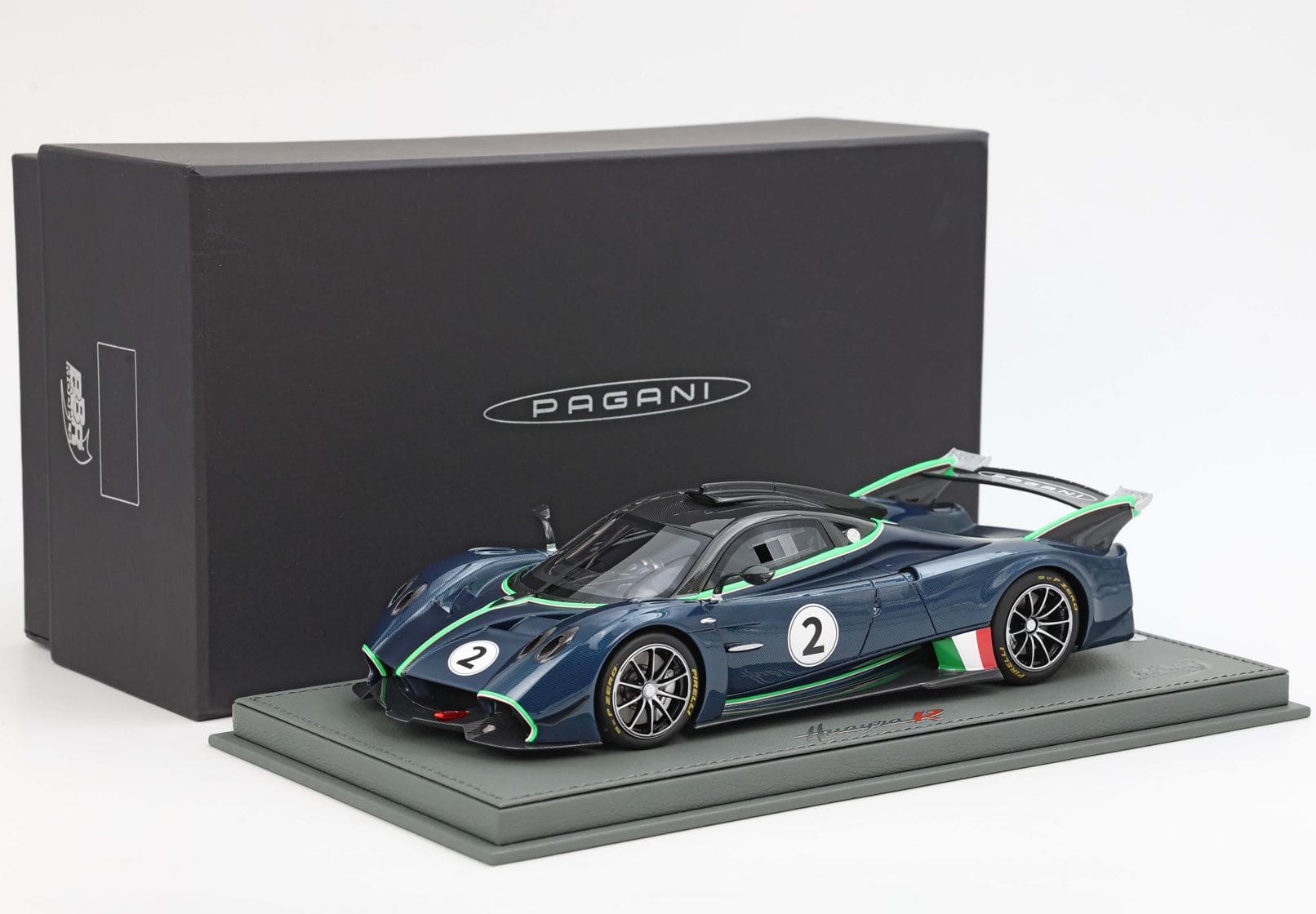 BBR Pagani Huayra R - Matte/Gloss Blue Danube Carbon Fiber | 1:18 – Bild 8