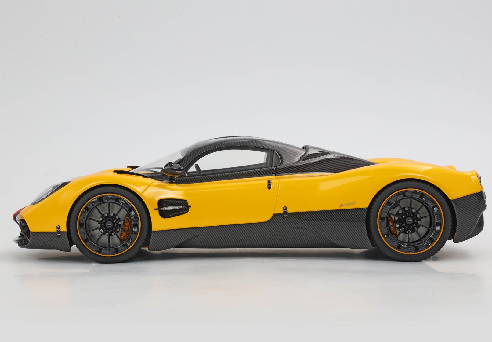 BBR Pagani Utopia - Geneva Yellow | 1:18 - Image 3