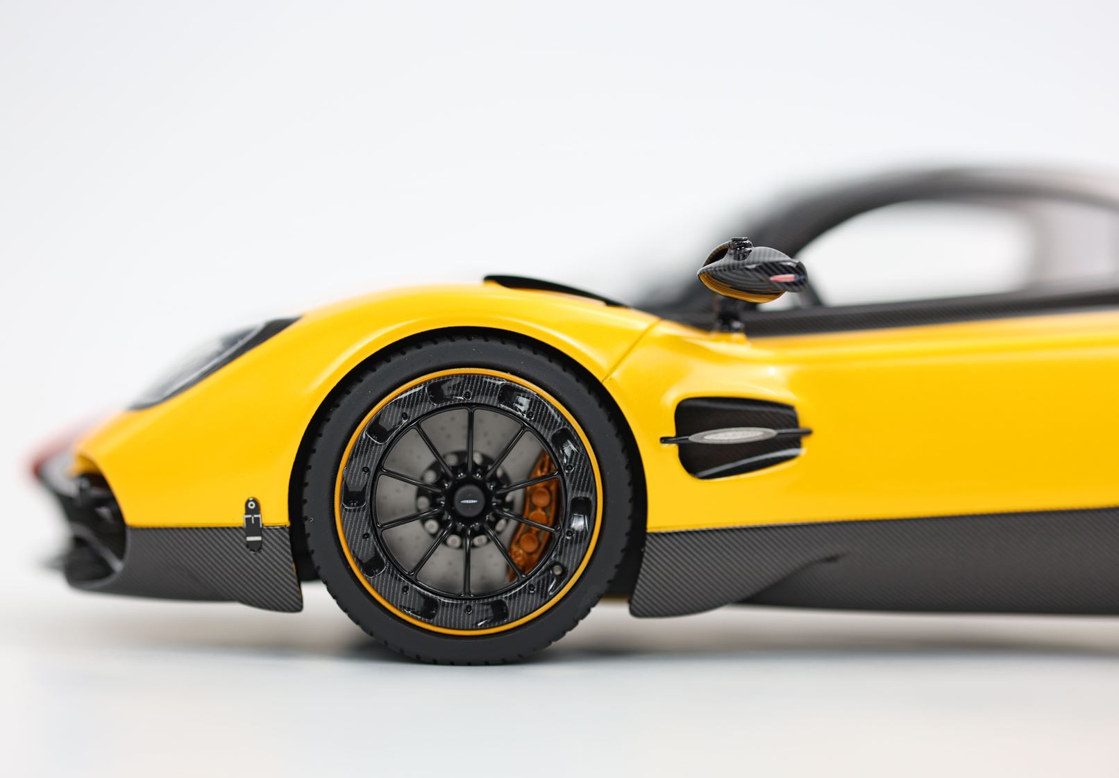 BBR Pagani Utopia - Geneva Yellow | 1:18 - Image 8