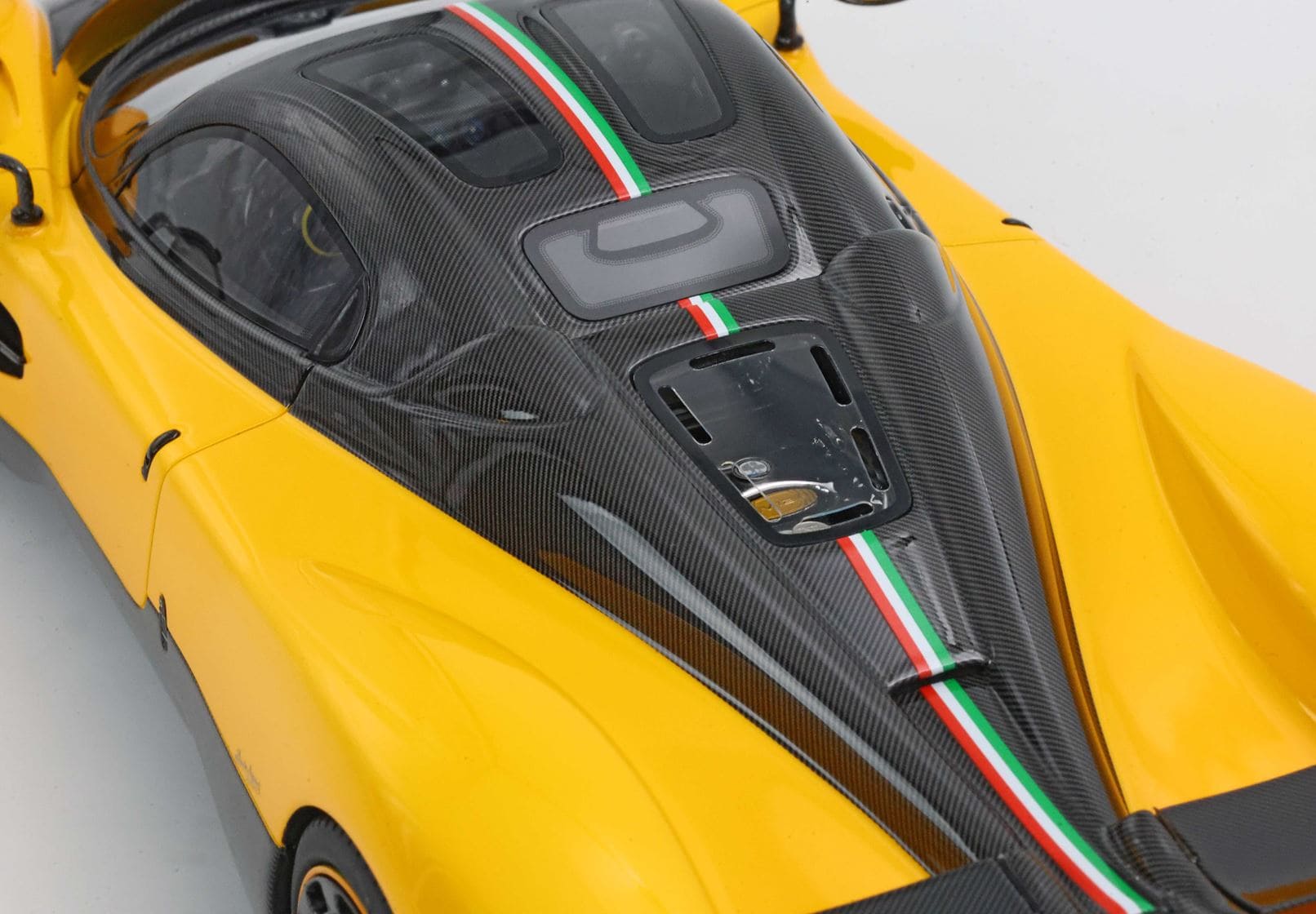 BBR Pagani Utopia - Geneva Yellow | 1:18 - Image 9