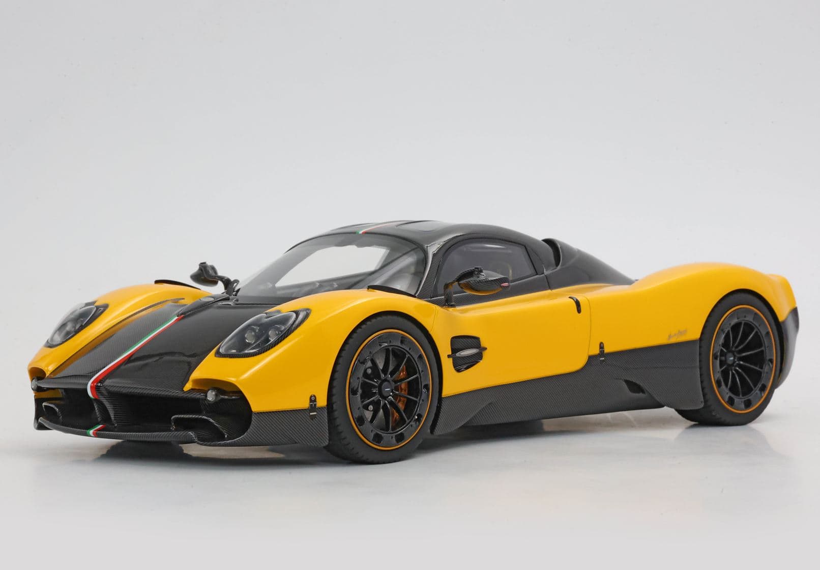 BBR Pagani Utopia - Geneva Yellow | 1:18 - Image 4