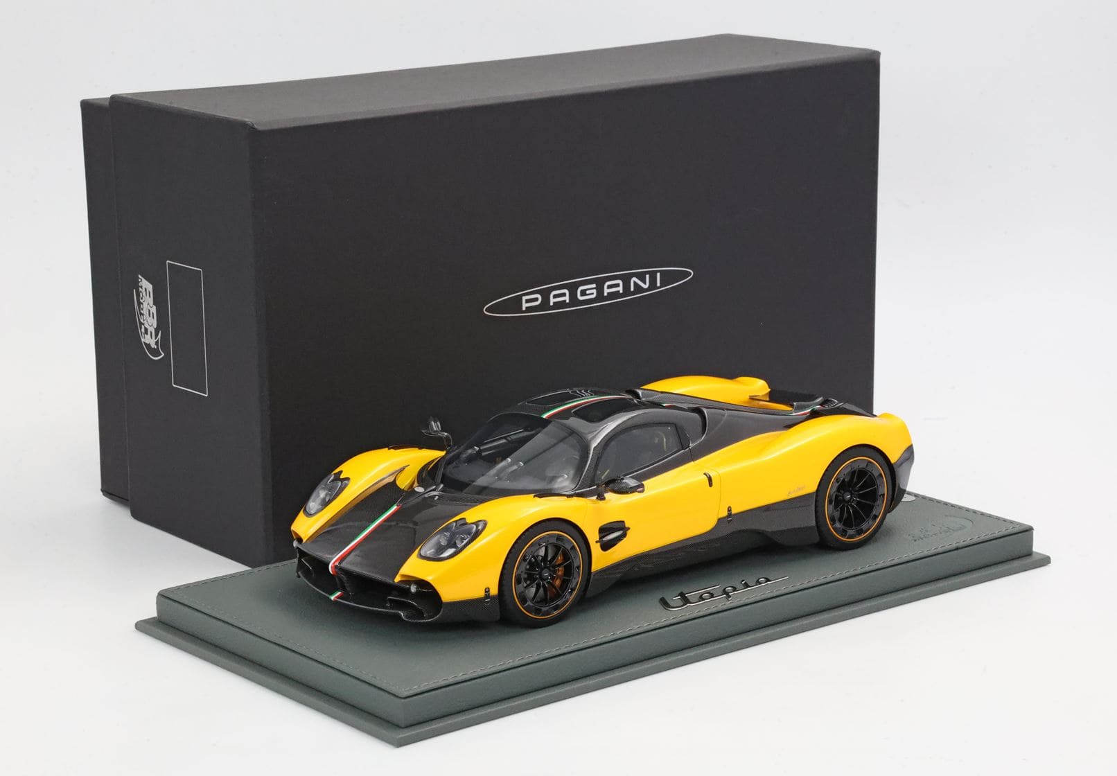 BBR Pagani Utopia - Geneva Yellow | 1:18 - Image 10