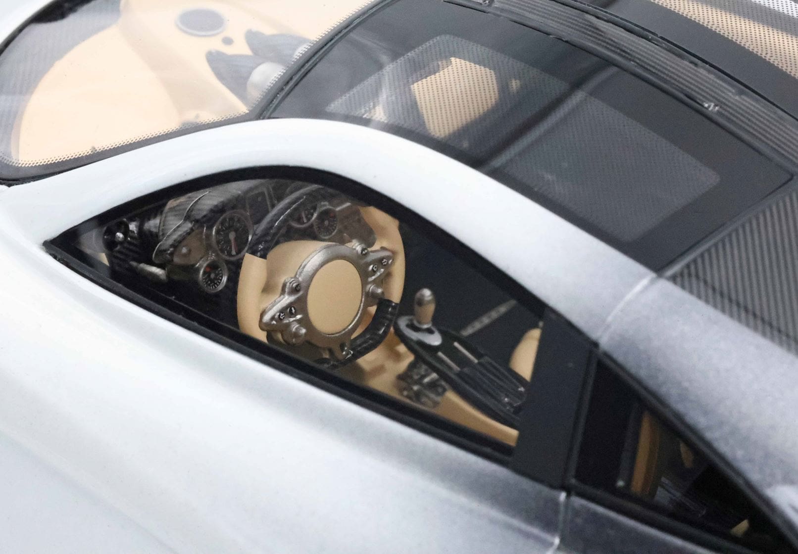 BBR Pagani Huayra Codalunga - Malta White - Gray Shade | 1:18 – Bild 8