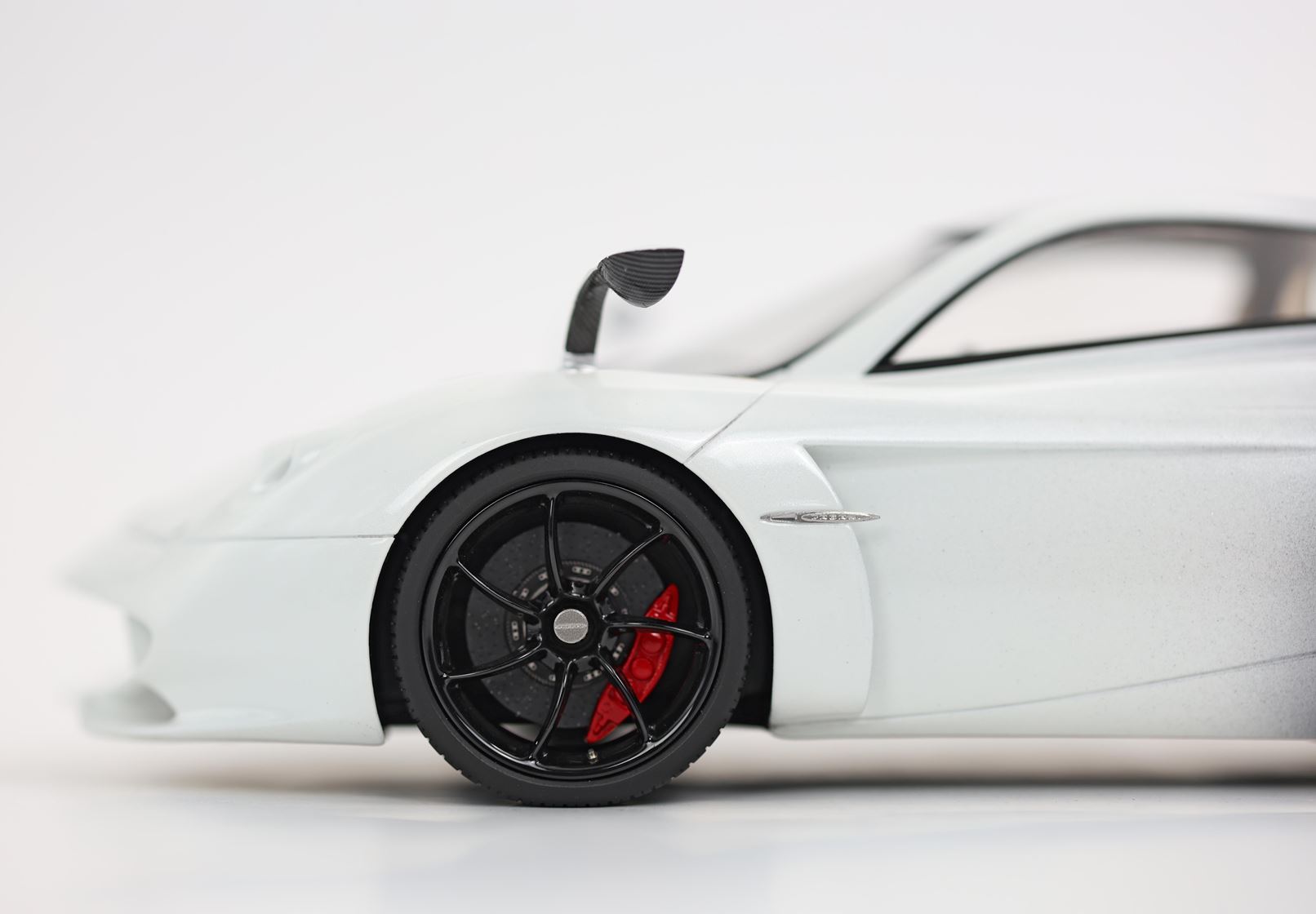 BBR Pagani Huayra Codalunga - Malta White - Gray Shade | 1:18 – Bild 9