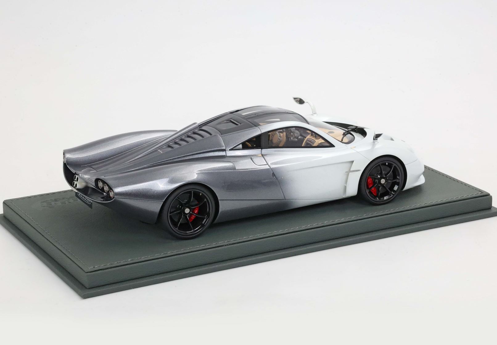 BBR Pagani Huayra Codalunga - Malta White - Gray Shade | 1:18 – Bild 2