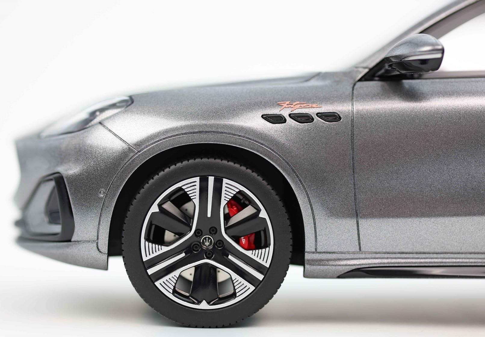 BBR Maserati Grecale Folgore 2022 - Lava Grey | 1:18 - Image 7