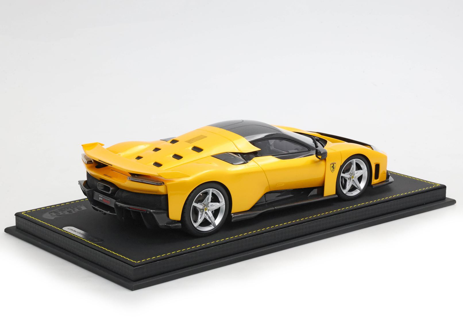 BBR Ferrari F80 Optional Carbonio - Triple Layer Yellow | 1:18 – Bild 2