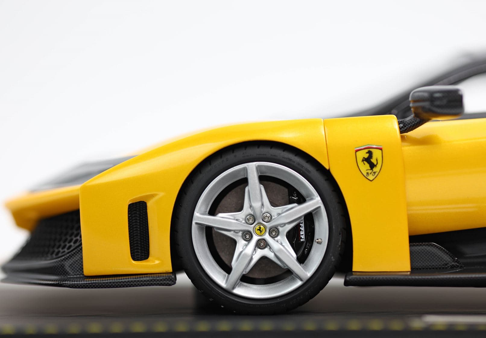 BBR Ferrari F80 Optional Carbonio - Triple Layer Yellow | 1:18 – Bild 4