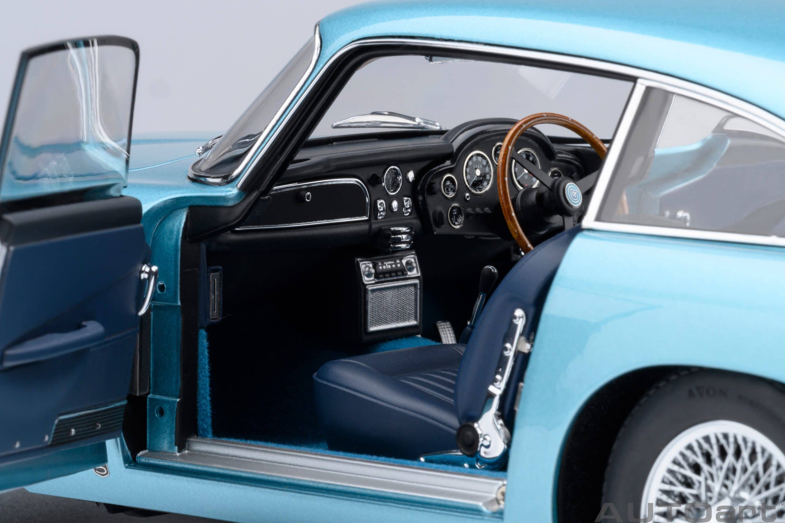 AUTOart Aston Martin DB5 1964 1:18 - Caribbean Pearl Blue - Image 9