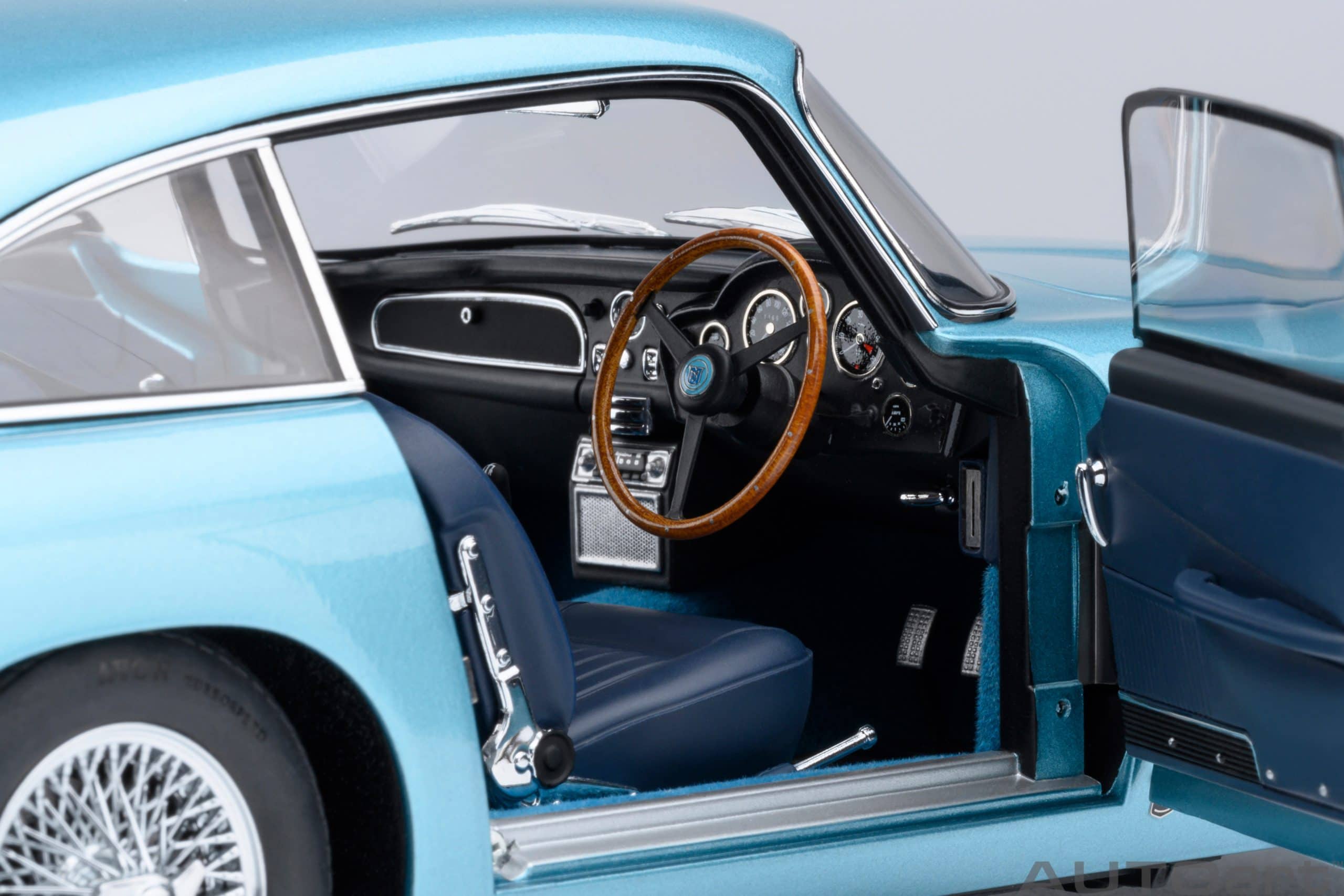 AUTOart Aston Martin DB5 1964 1:18 - Caribbean Pearl Blue - Image 10