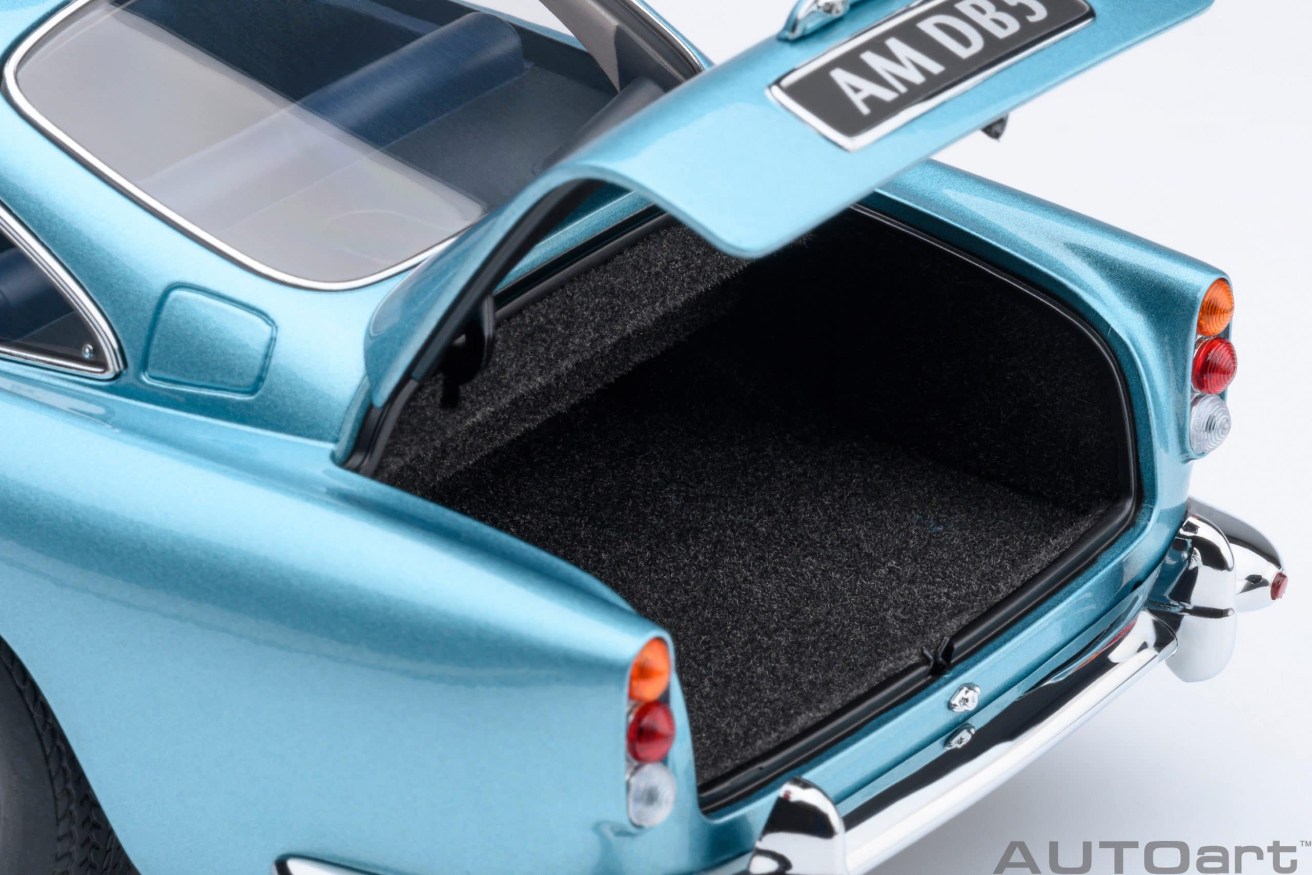 AUTOart Aston Martin DB5 1964 1:18 - Caribbean Pearl Blue - Image 13