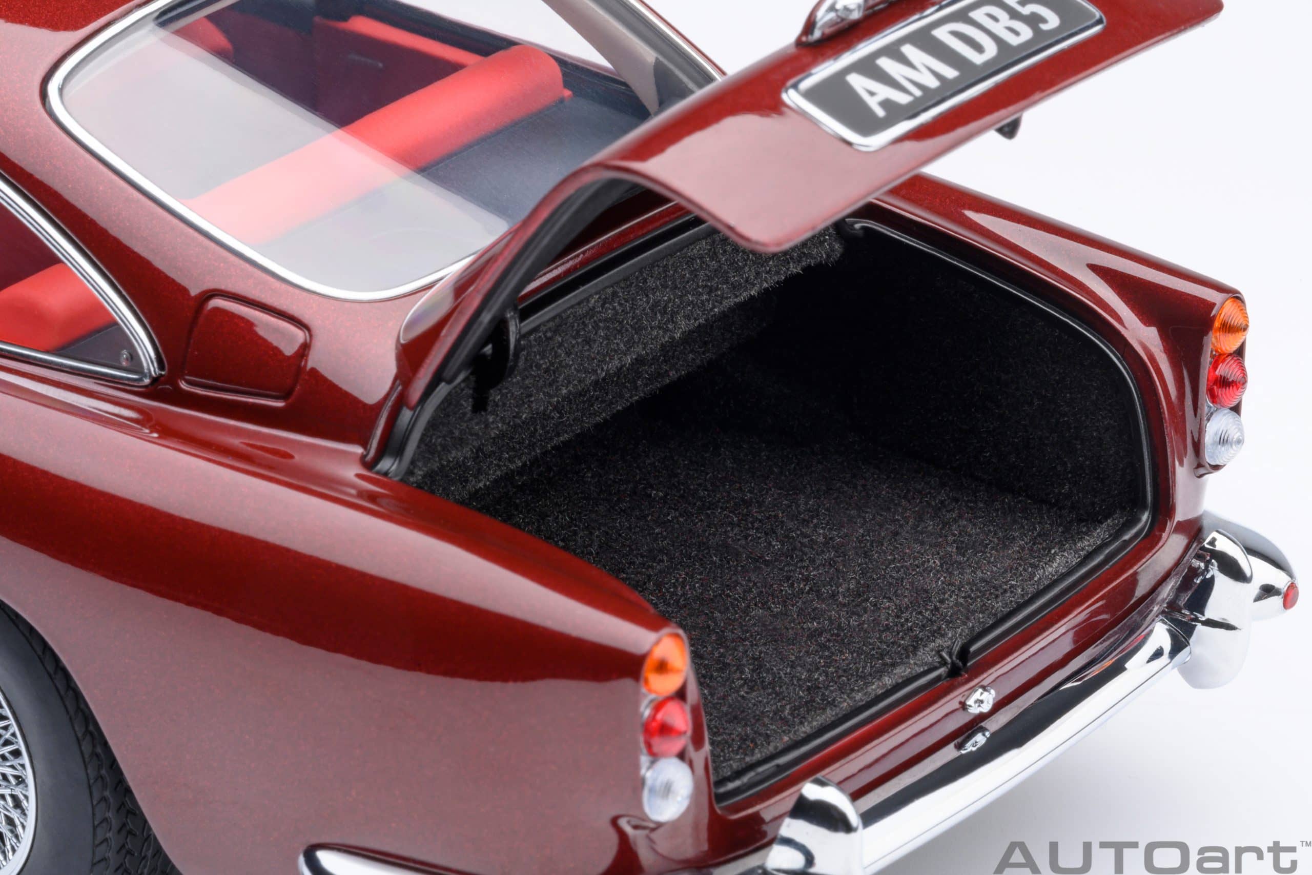 AUTOart Aston Martin DB5 1964 1:18 - Dubonnet Rosso - Image 13