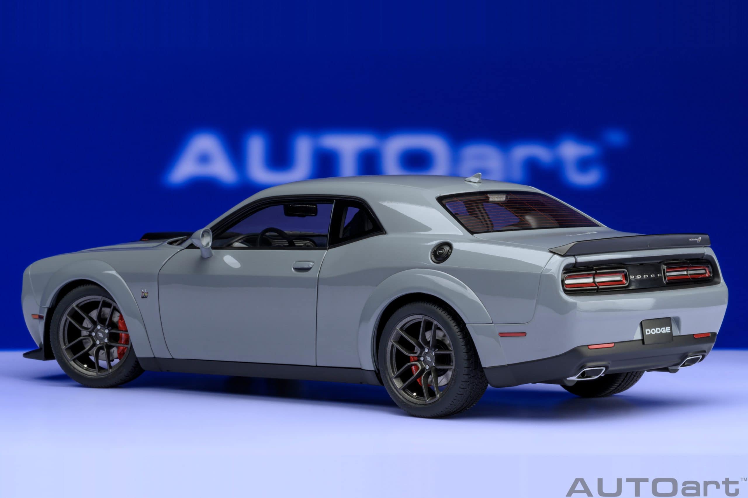 AUTOart Dodge Challenger R/T SCAT PACK SHAKER WIDEBODY 2022 1:18 - Image 2