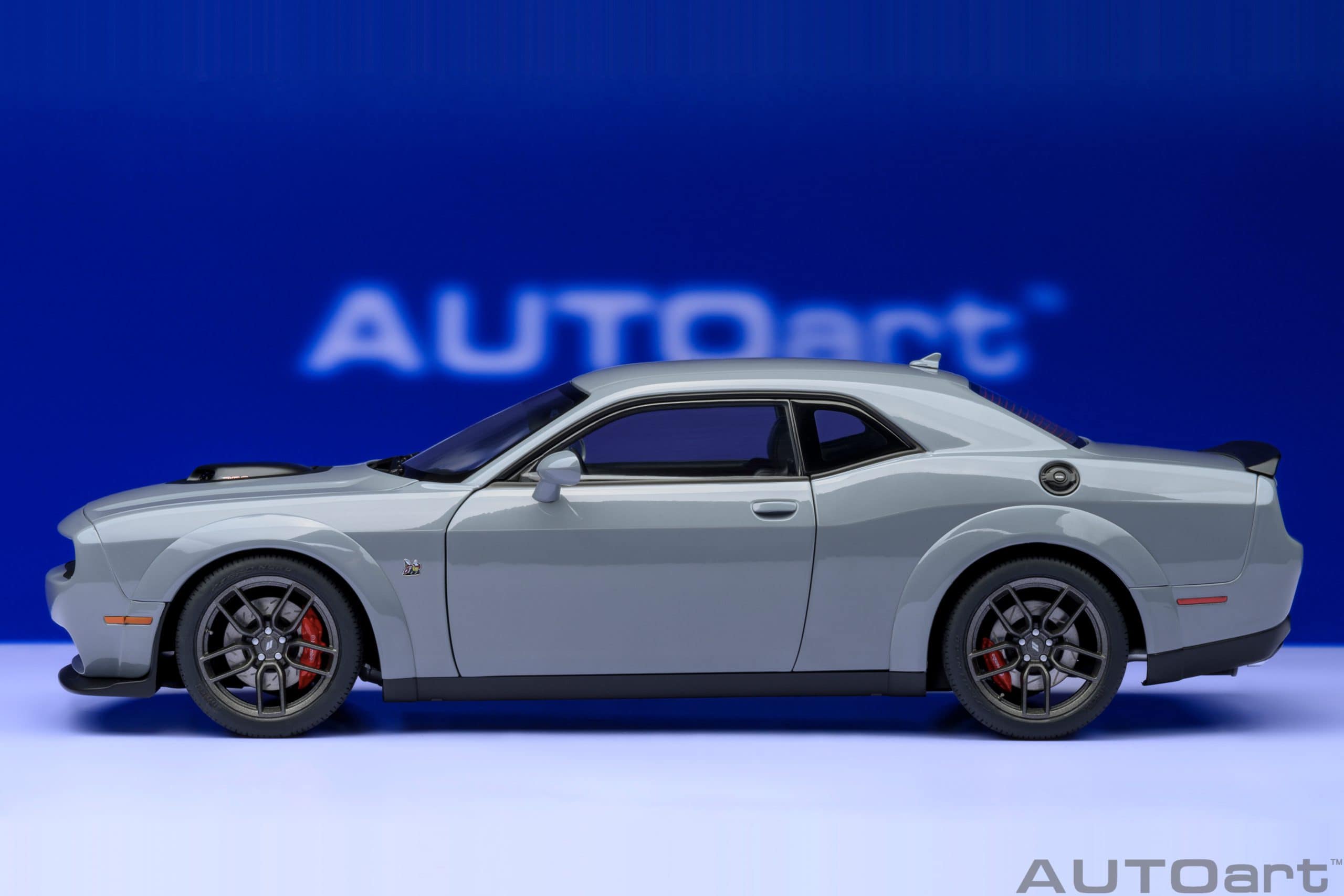 AUTOart Dodge Challenger R/T SCAT PACK SHAKER WIDEBODY 2022 1:18 - Image 3