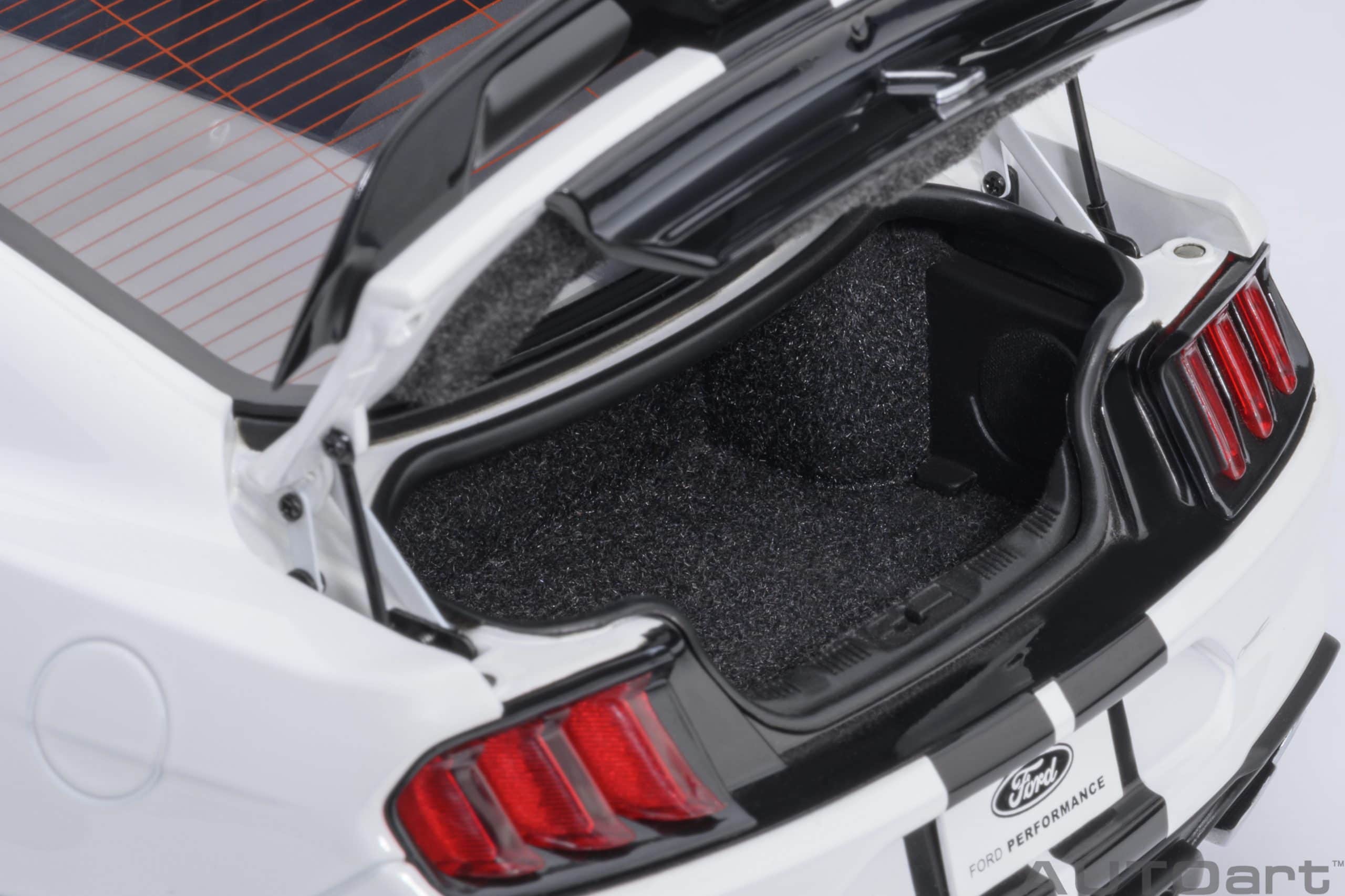 AUTOart Ford Mustang Shelby GT500 1:18 - Oxford White - Image 13