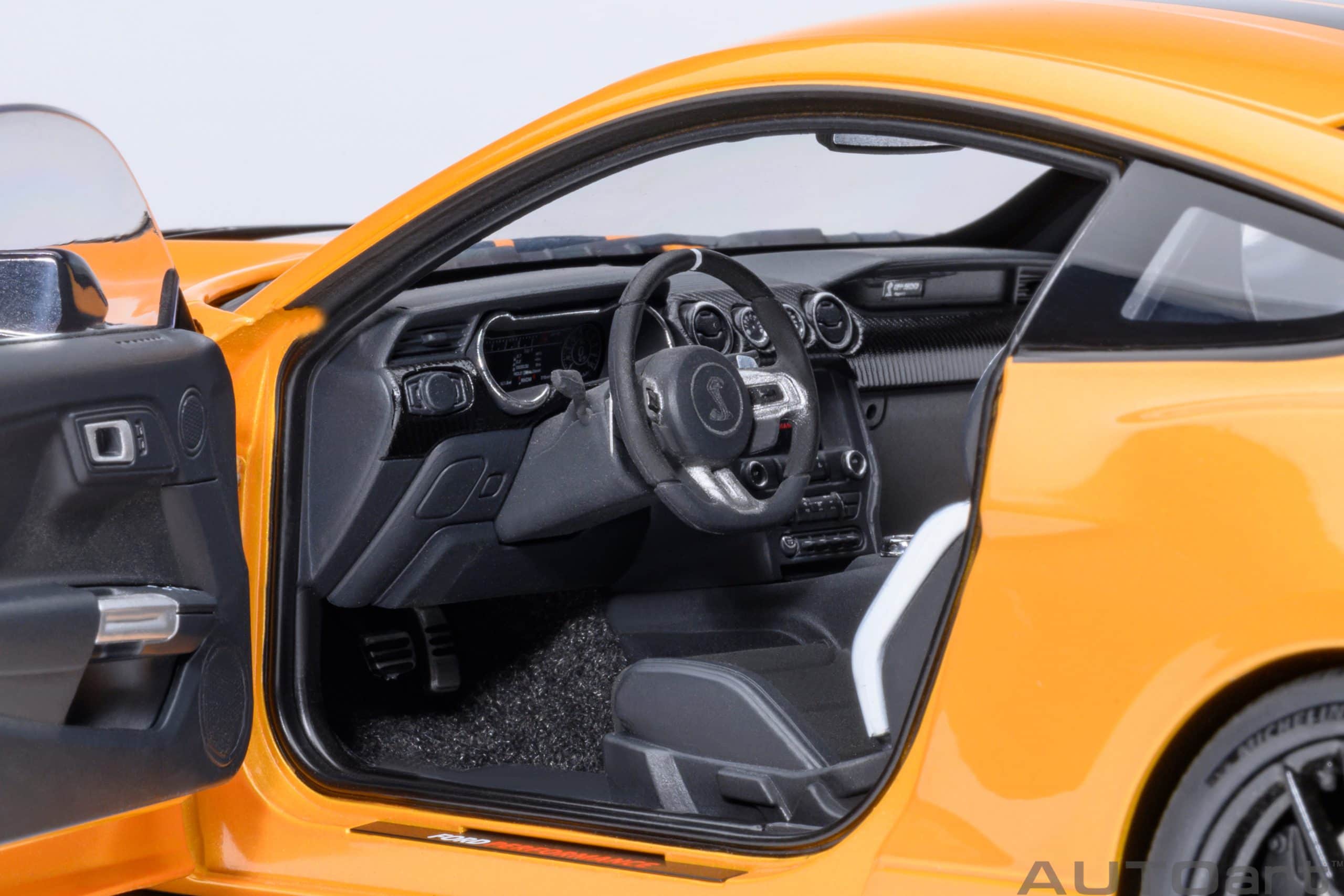 AUTOart Ford Mustang Shelby GT500 1:18 - Cyber Orange - Image 9