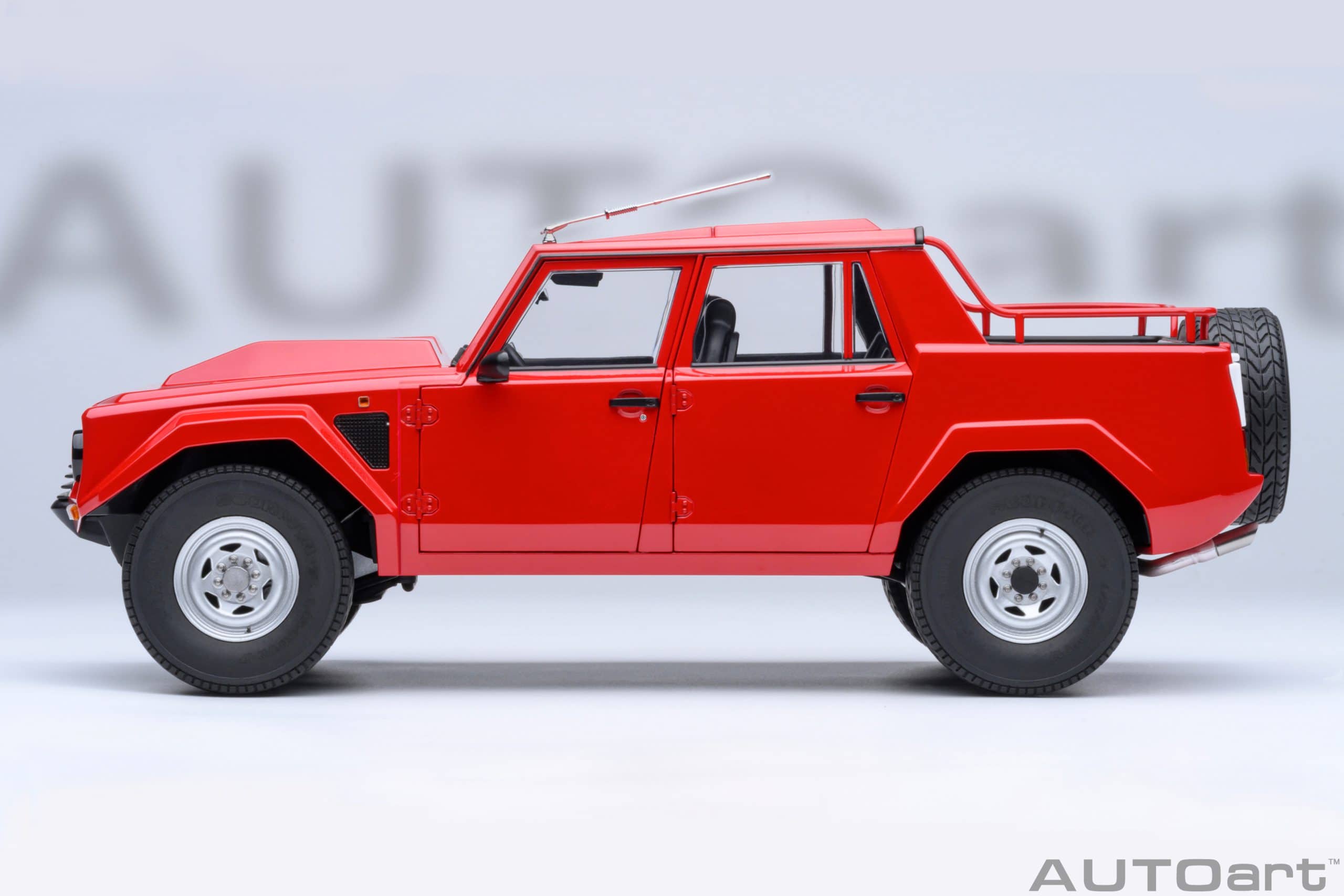 AUTOart Lamborghini LM002 1:18 - Seville Red - Image 3