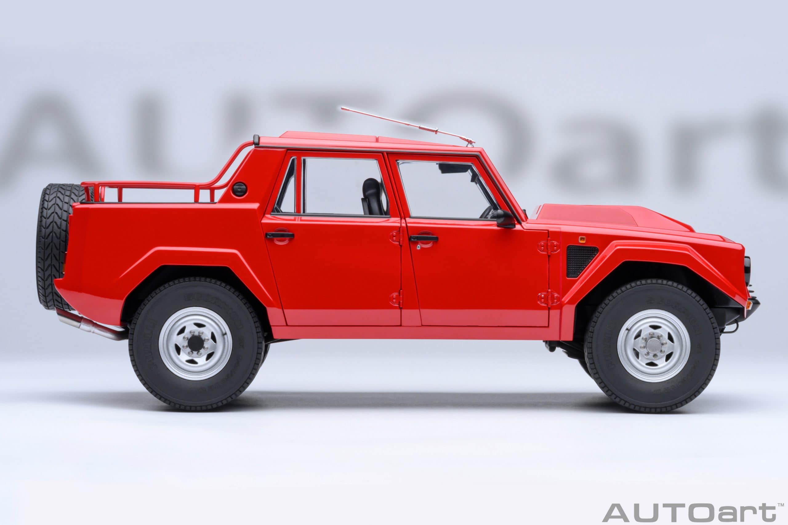 AUTOart Lamborghini LM002 1:18 - Seville Red - Image 4