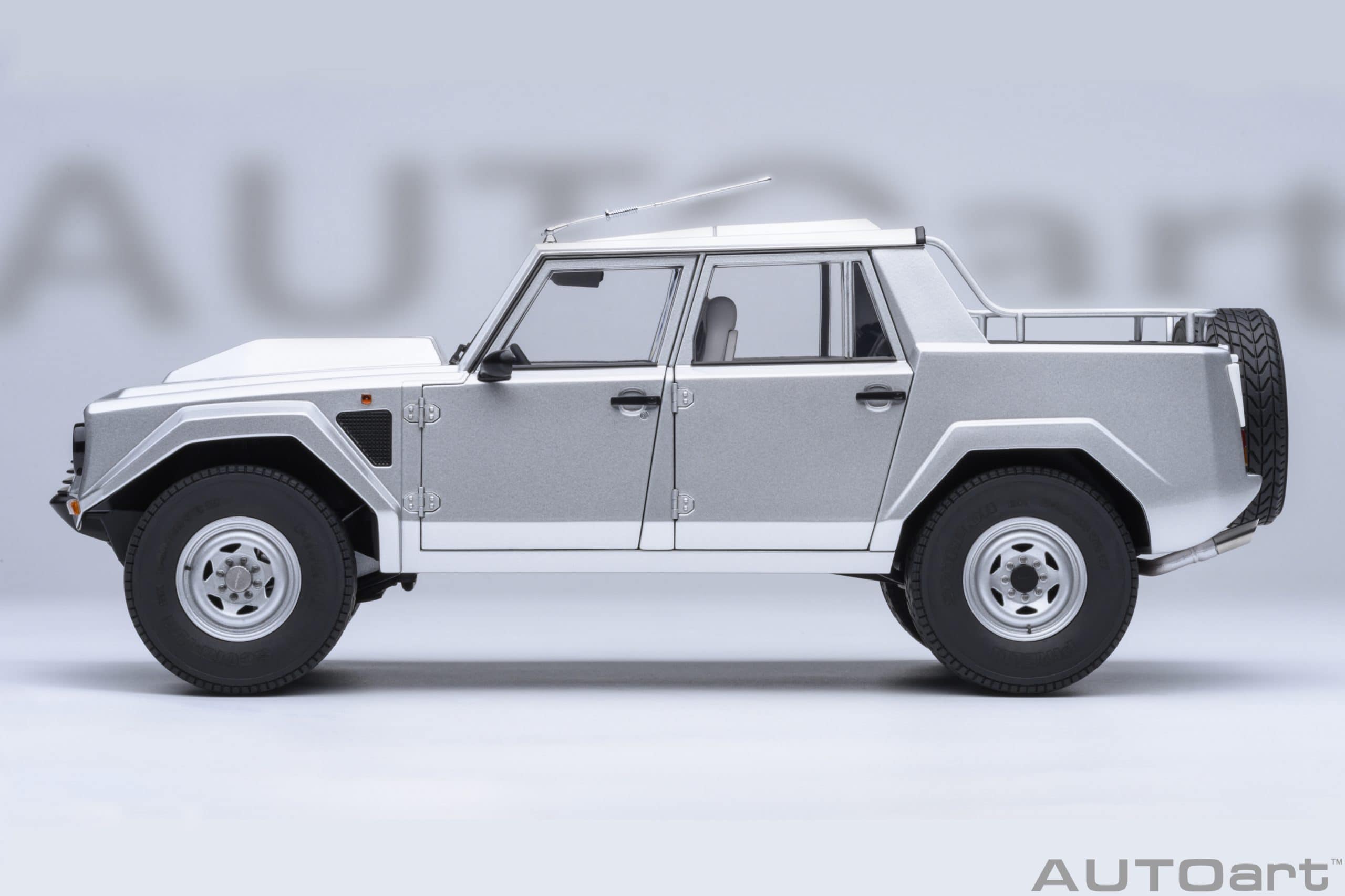 AUTOart Lamborghini LM002 1:18 - Silver - Image 3