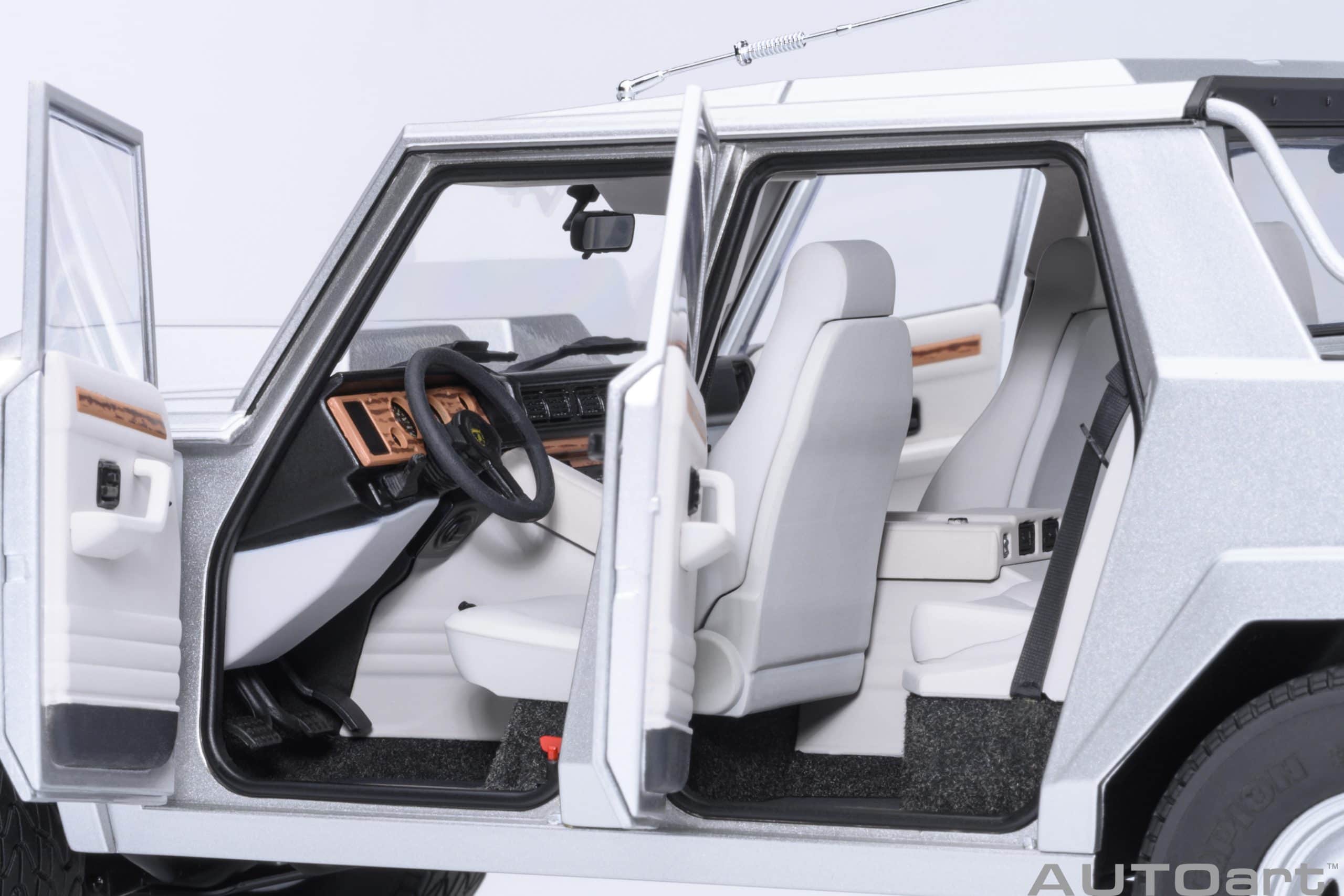 AUTOart Lamborghini LM002 1:18 - Silver - Image 9