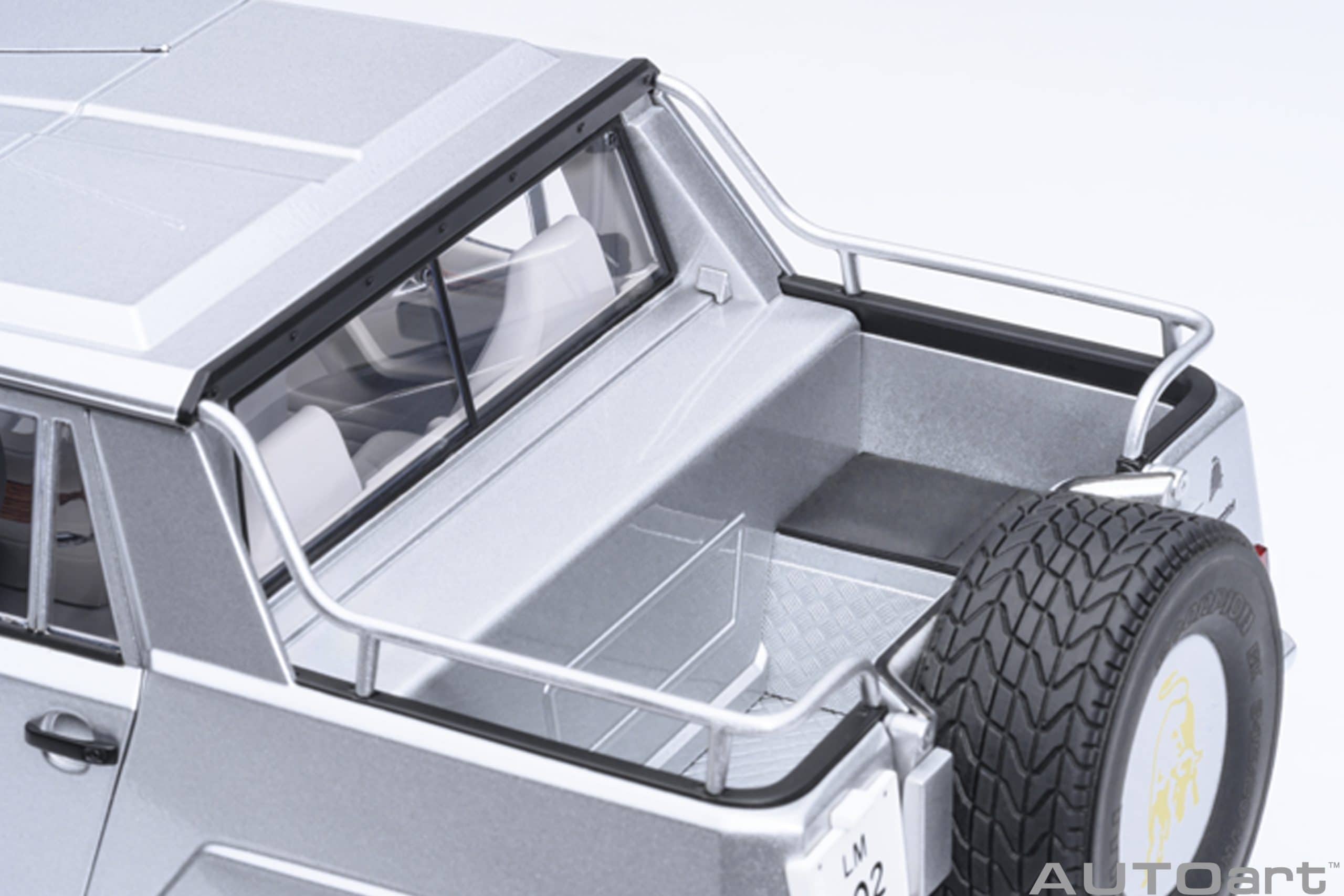 AUTOart Lamborghini LM002 1:18 - Silver - Image 13