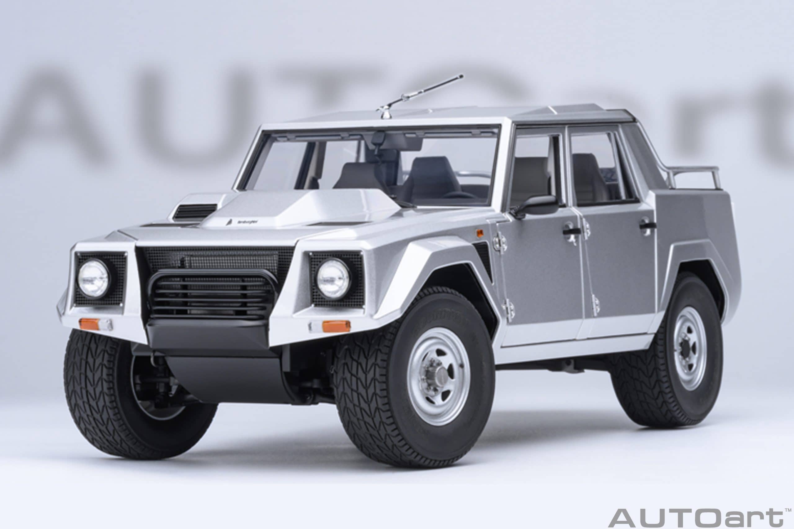 AUTOart Lamborghini LM002 1:18 - Silver - Image 18