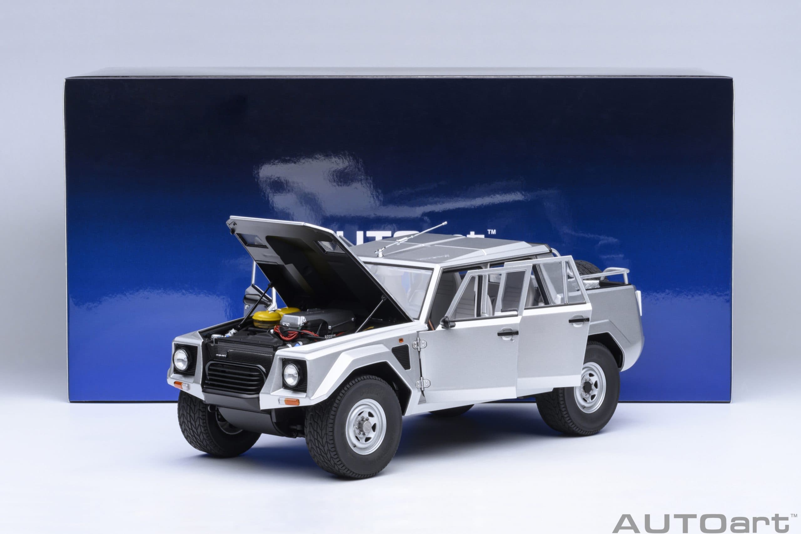 AUTOart Lamborghini LM002 1:18 - Silver - Image 21