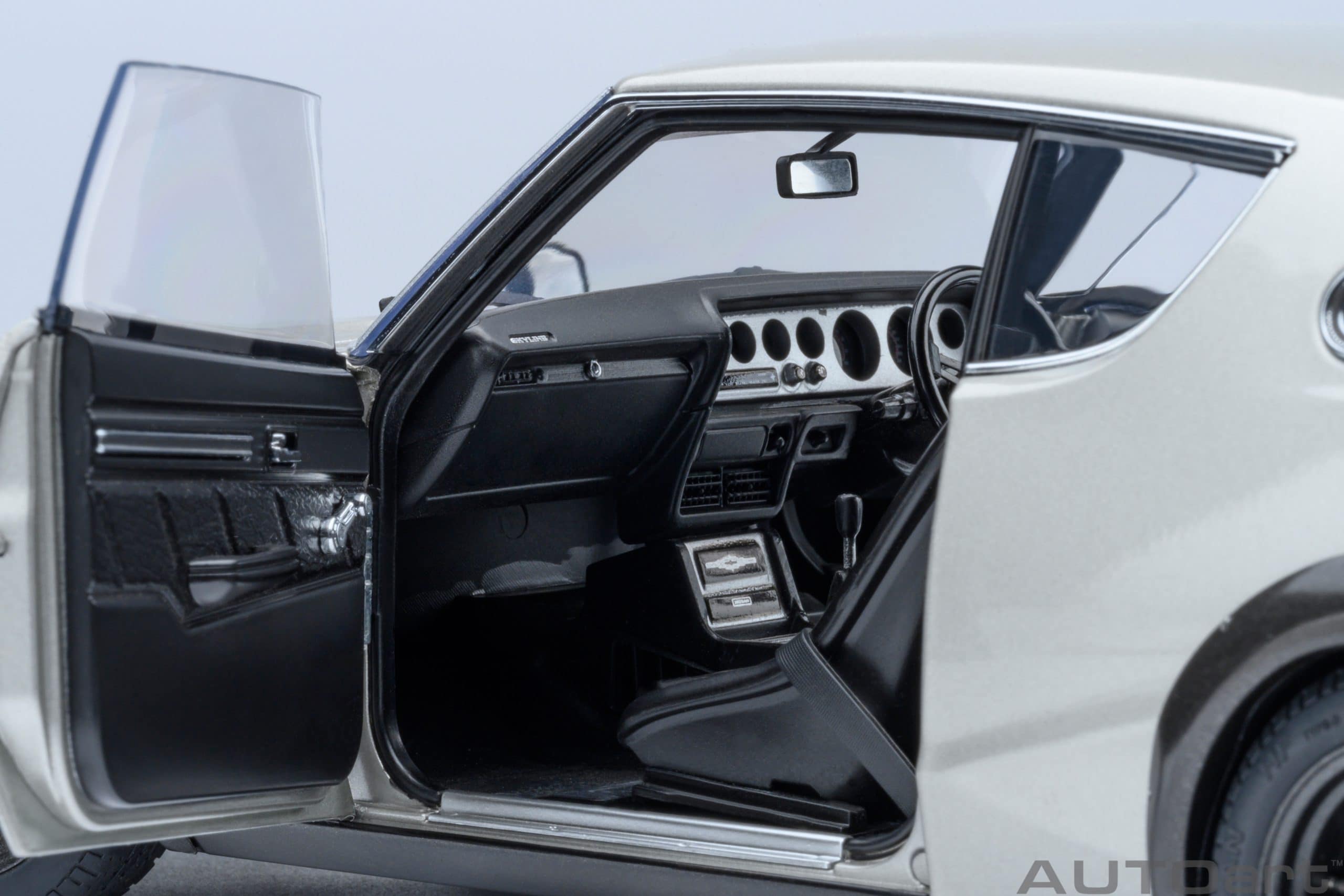 AUTOart Nissan Skyline 2000 GT-R 1973 (KPGC110) Tuned Version 1:18 - Silver - Image 9
