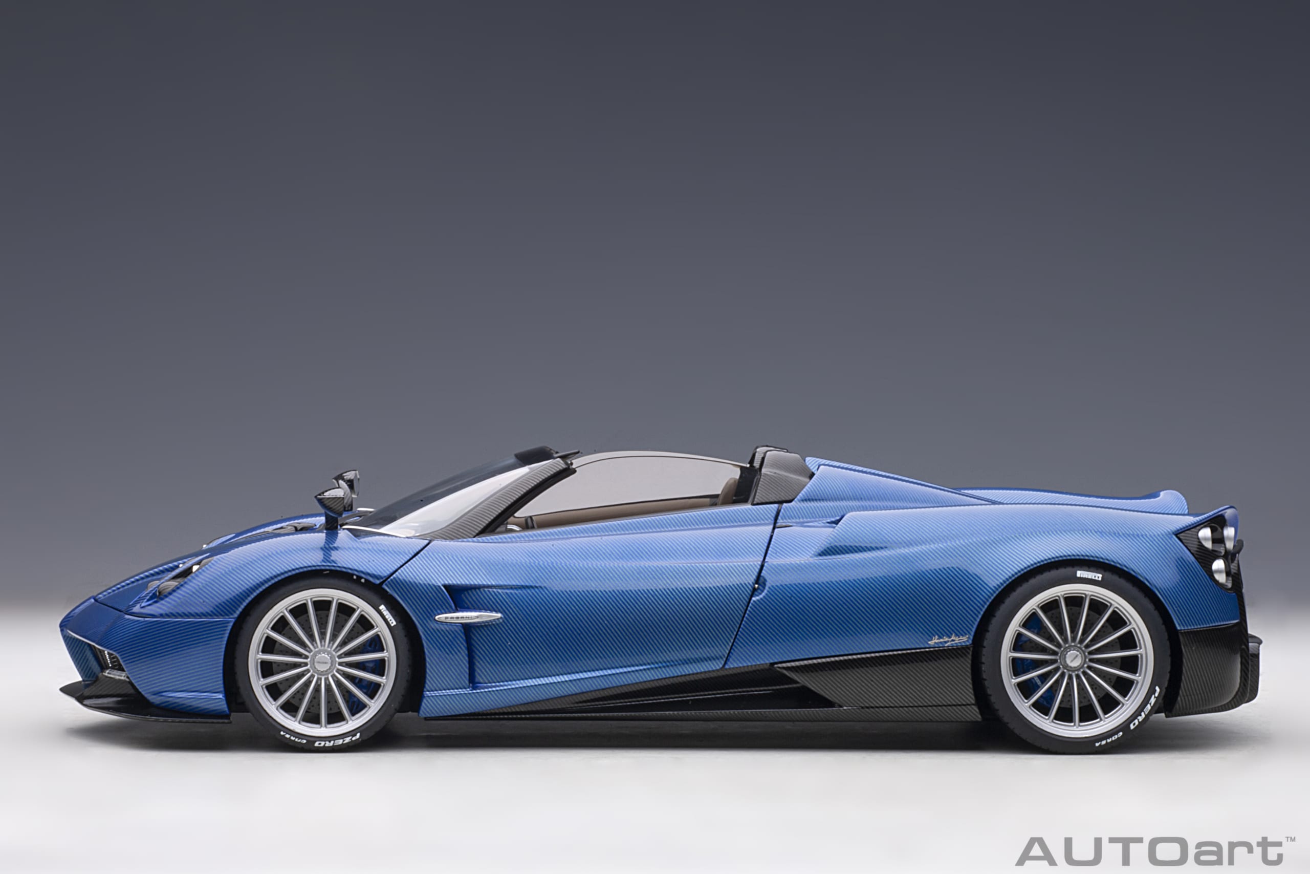 AUTOart Pagani Huayra Roadster 2017 1:18 - Blue Tricolore Carbon Fiber – Bild 5