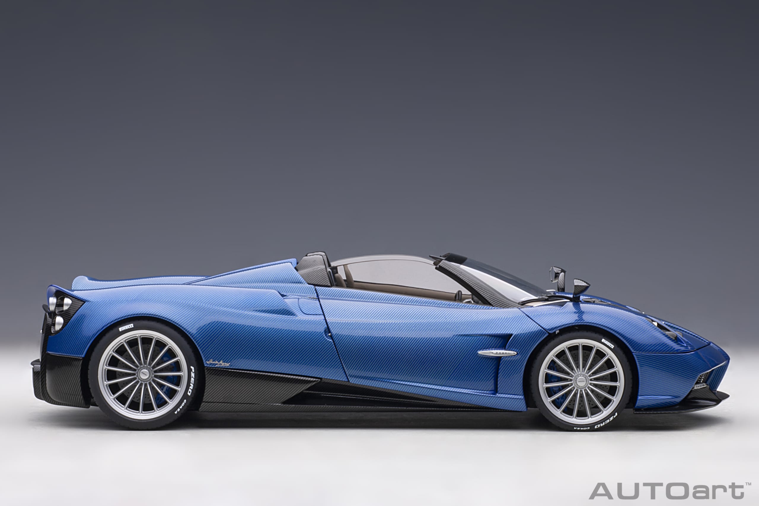 AUTOart Pagani Huayra Roadster 2017 1:18 - Blue Tricolore Carbon Fiber – Bild 6